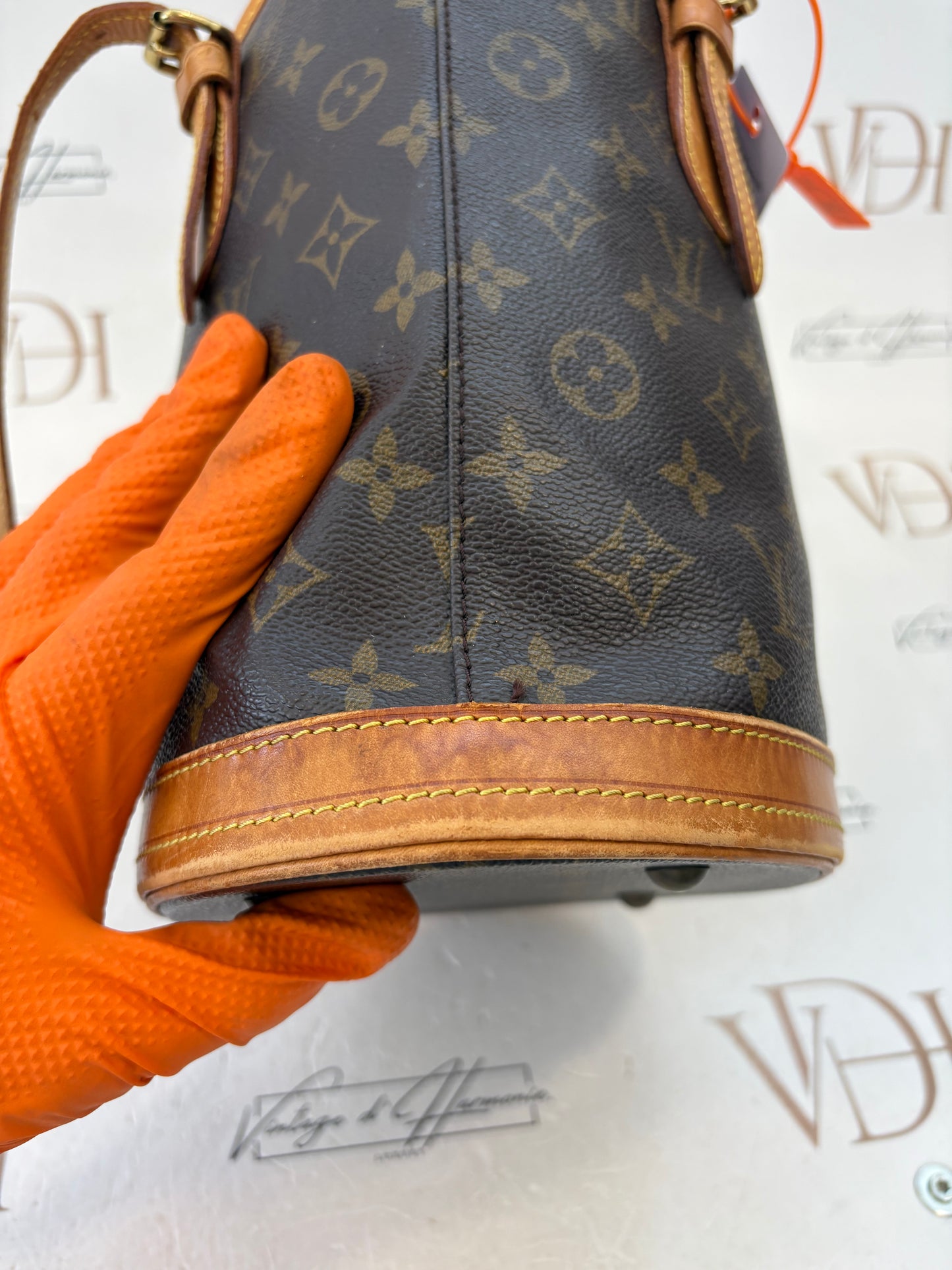 018189 - Louis Vuitton Bucket PM