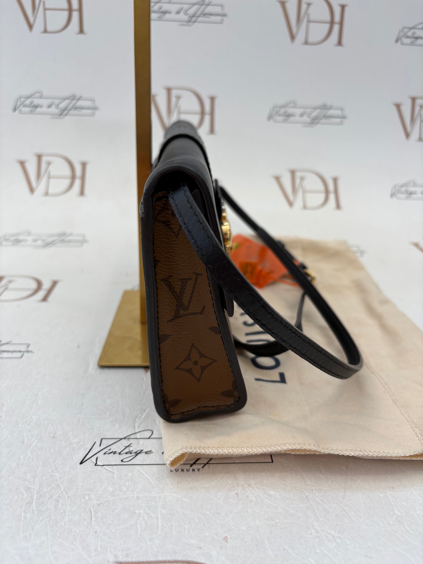 018835 - Louis Vuitton Reverse Column