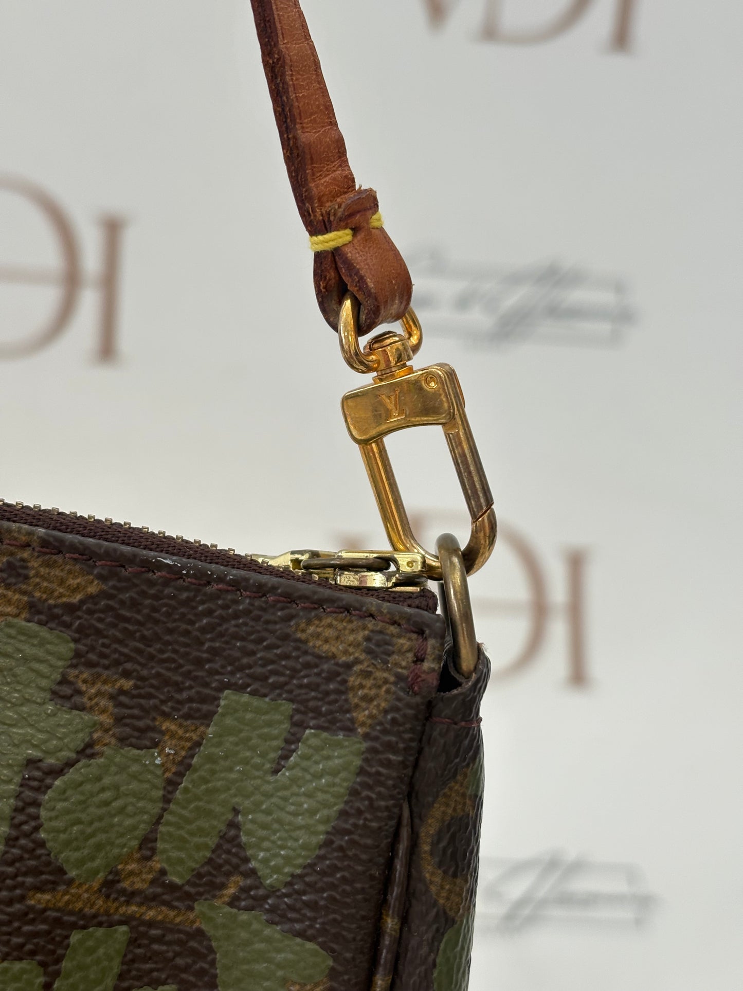 018812 - Louis Vuitton Graffiti Pochette Accessoires