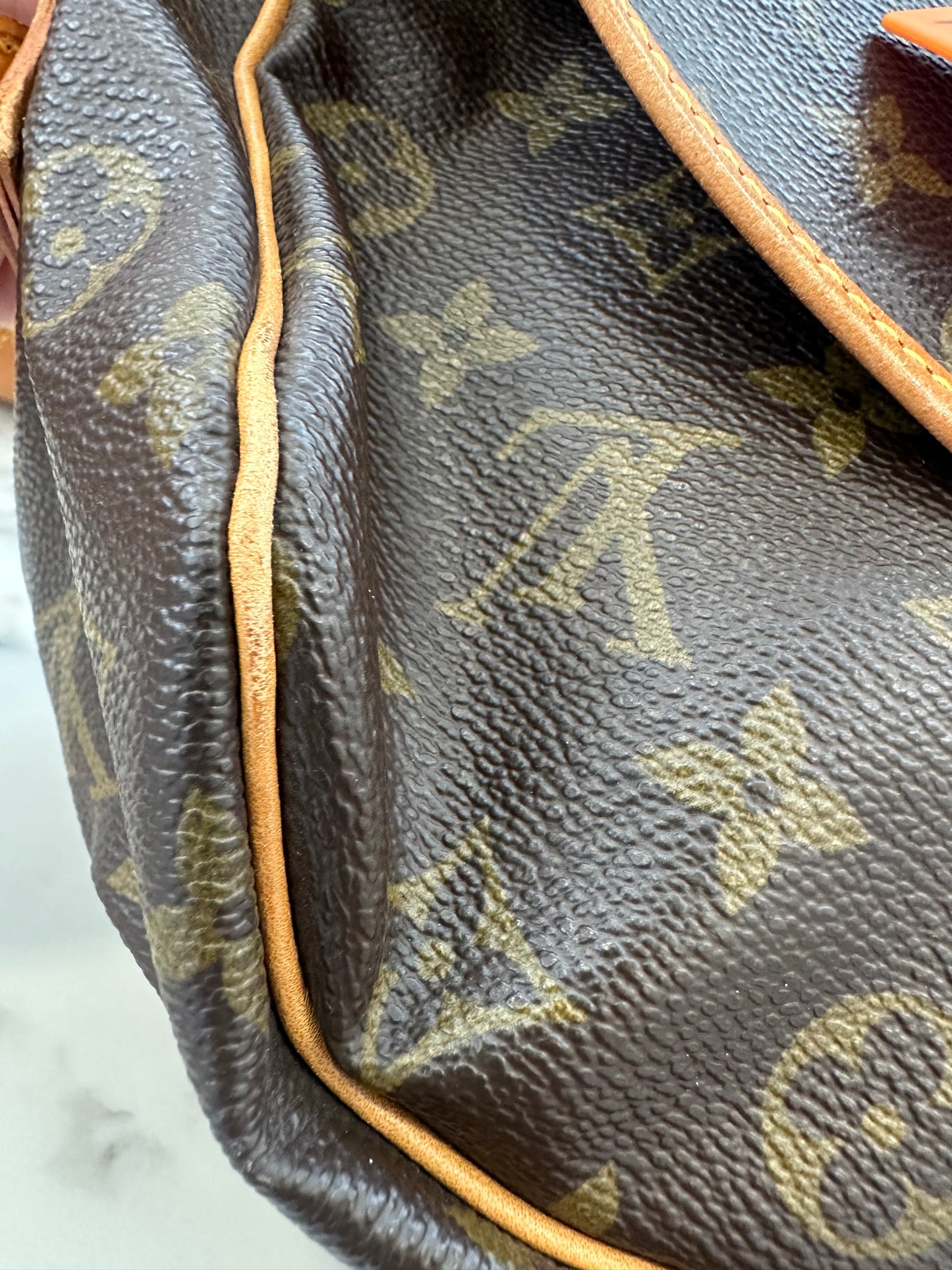 Louis Vuitton Saumur 35