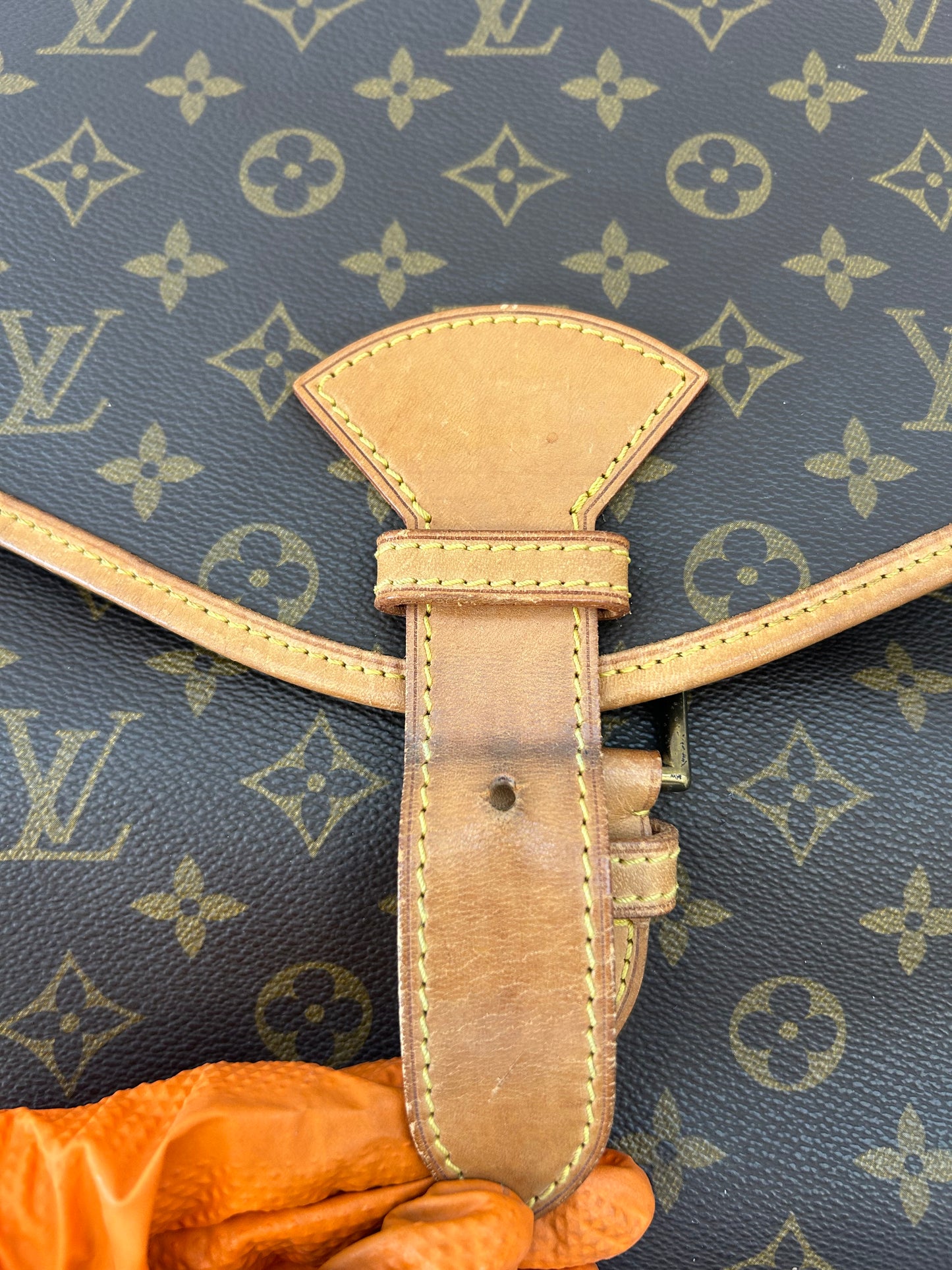 018325 - Louis Vuitton Beverly