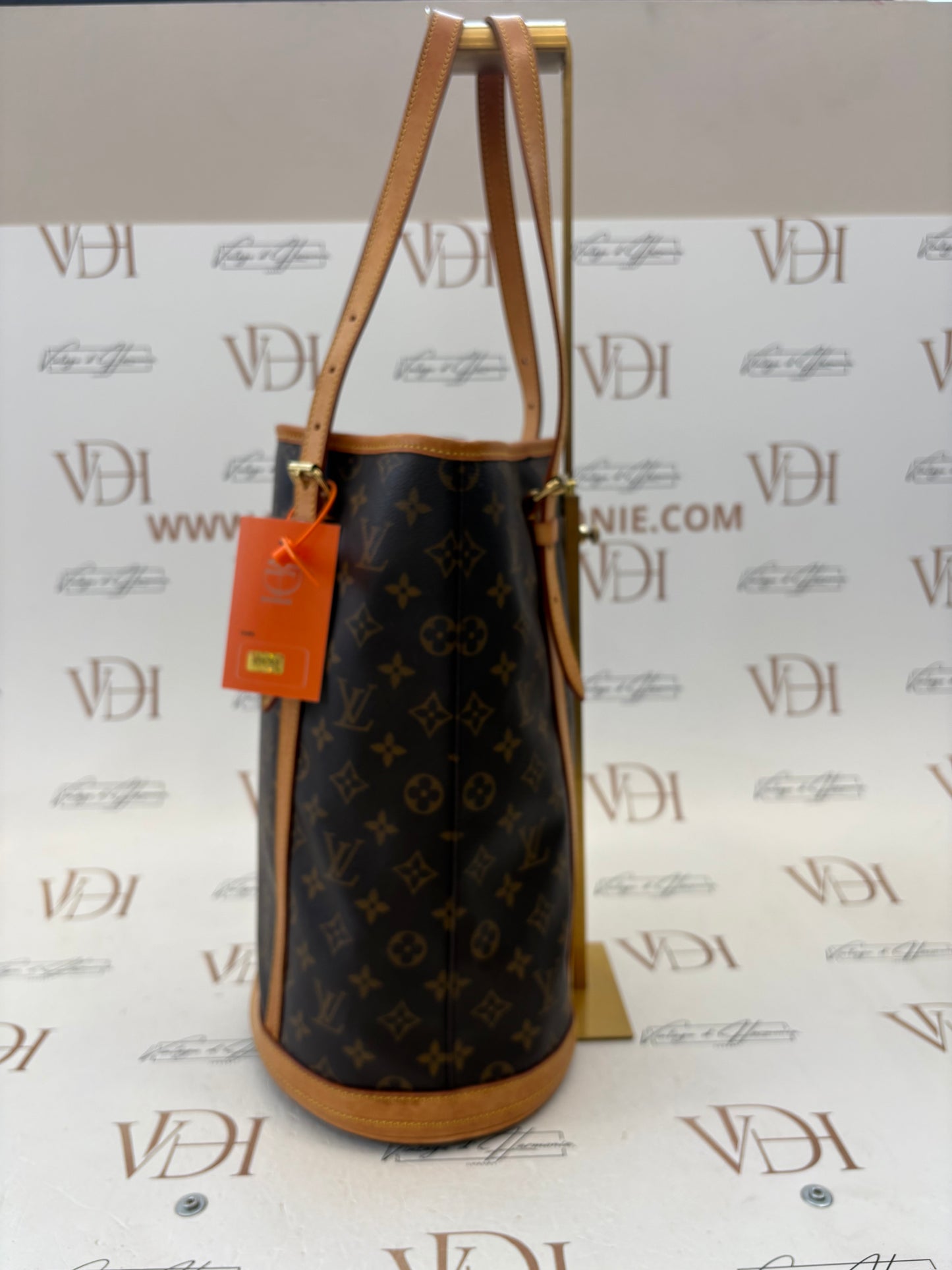 018053 - Louis Vuitton Bucket
