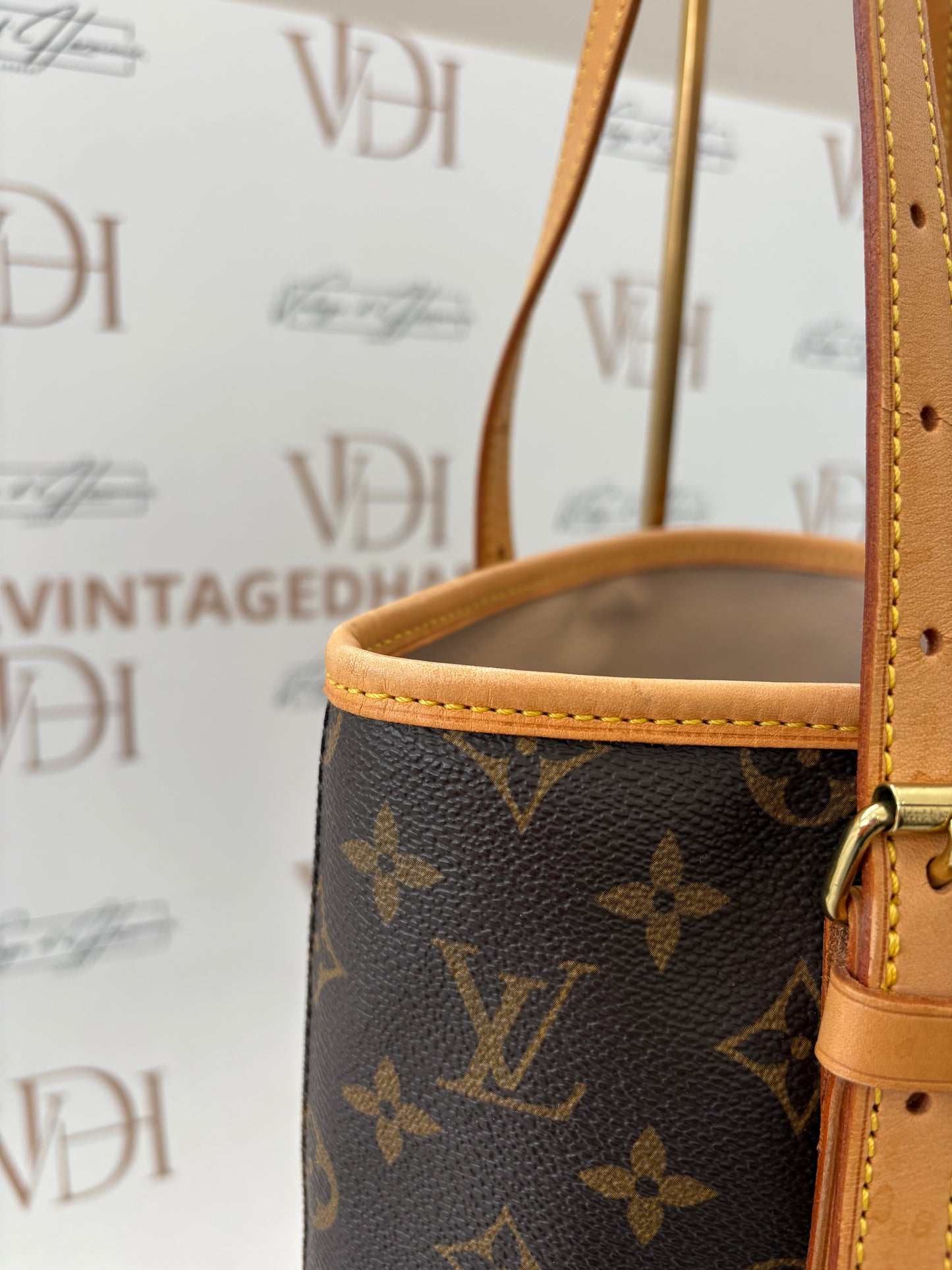 018906 - Louis Vuitton Bucket GM