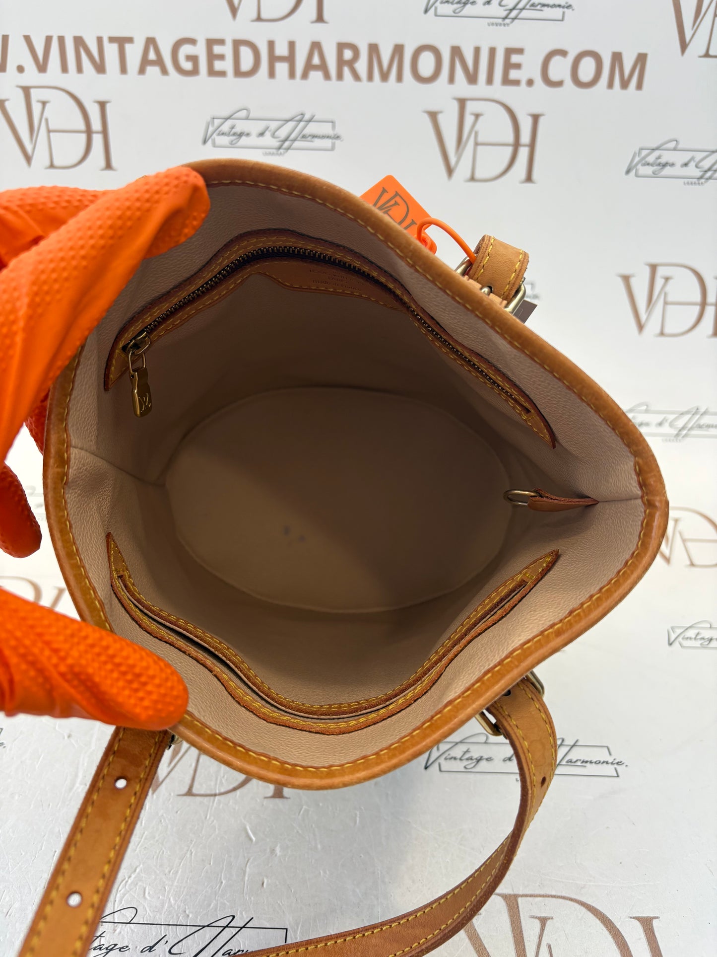 019001 - Louis Vuitton Bucket PM