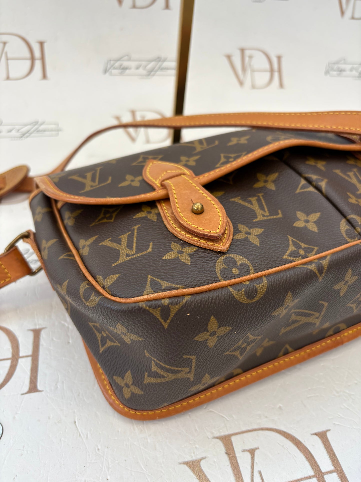 017154 - Louis Vuitton Gibeciere MM