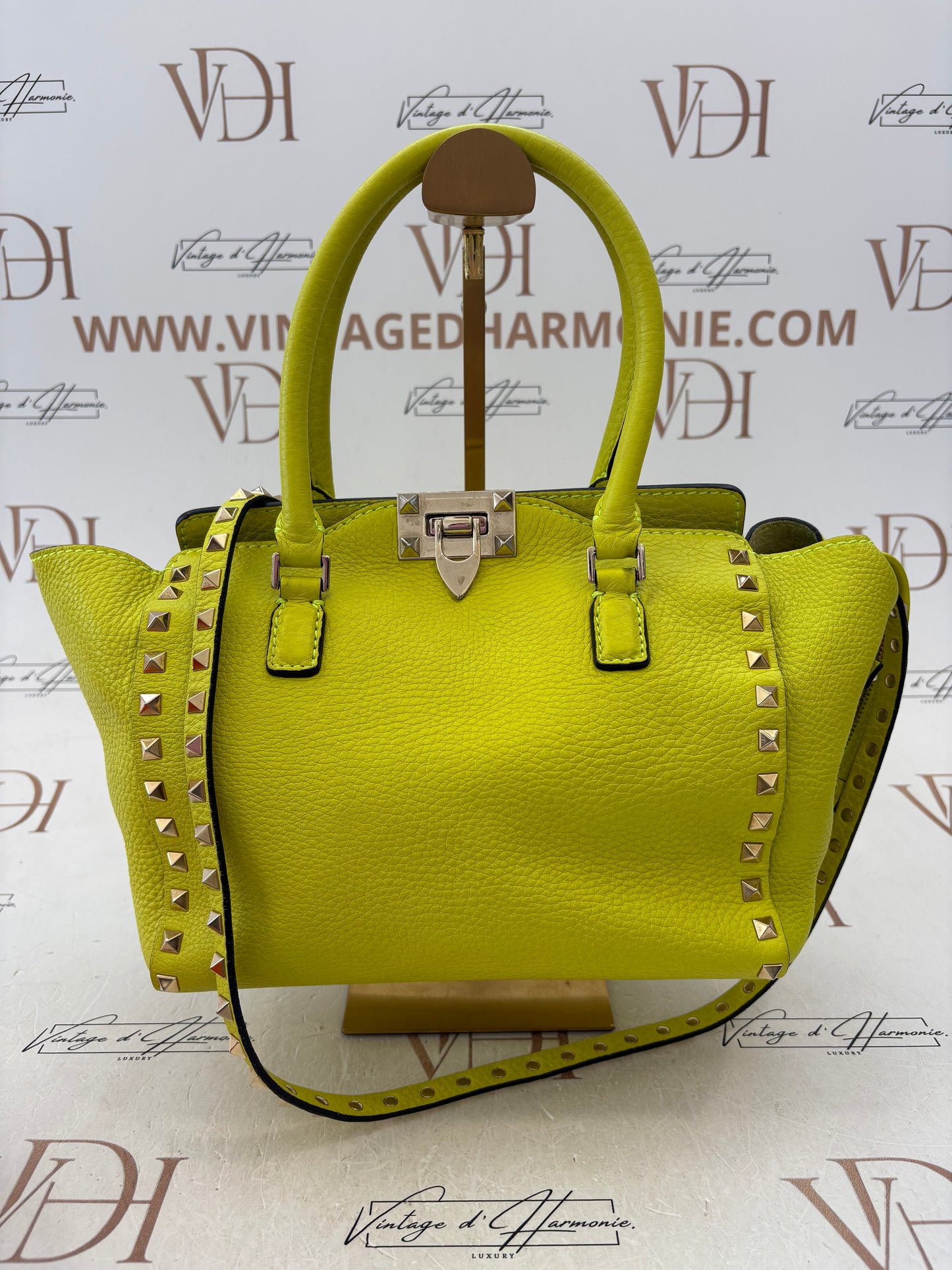201119 - Valentino Rockstud