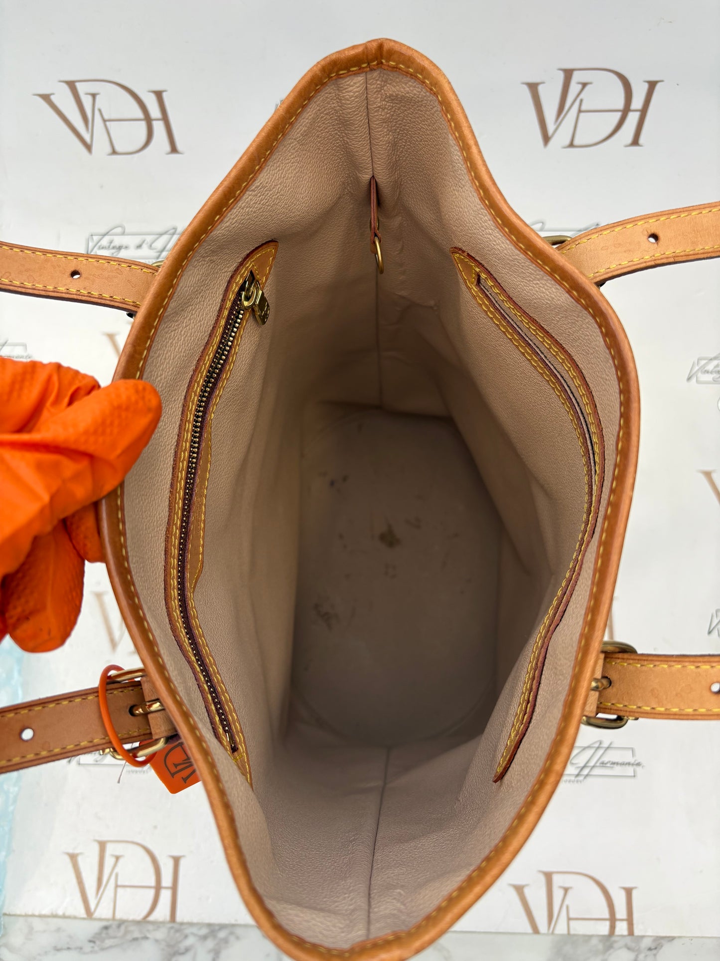 018053 - Louis Vuitton Bucket