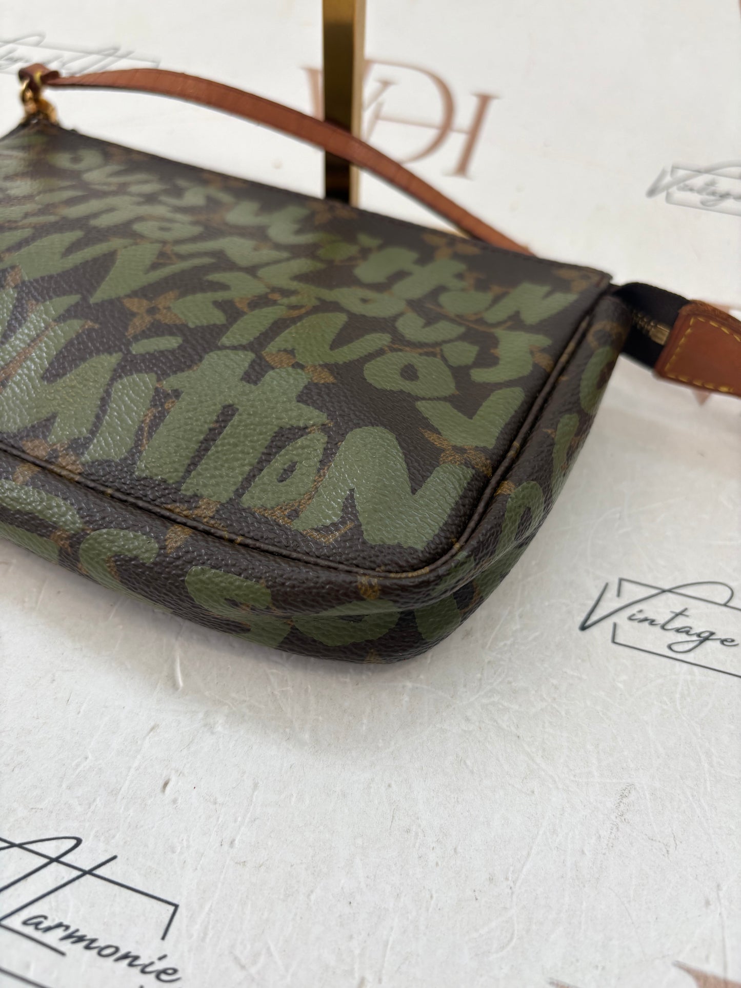 018812 - Louis Vuitton Graffiti Pochette Accessoires