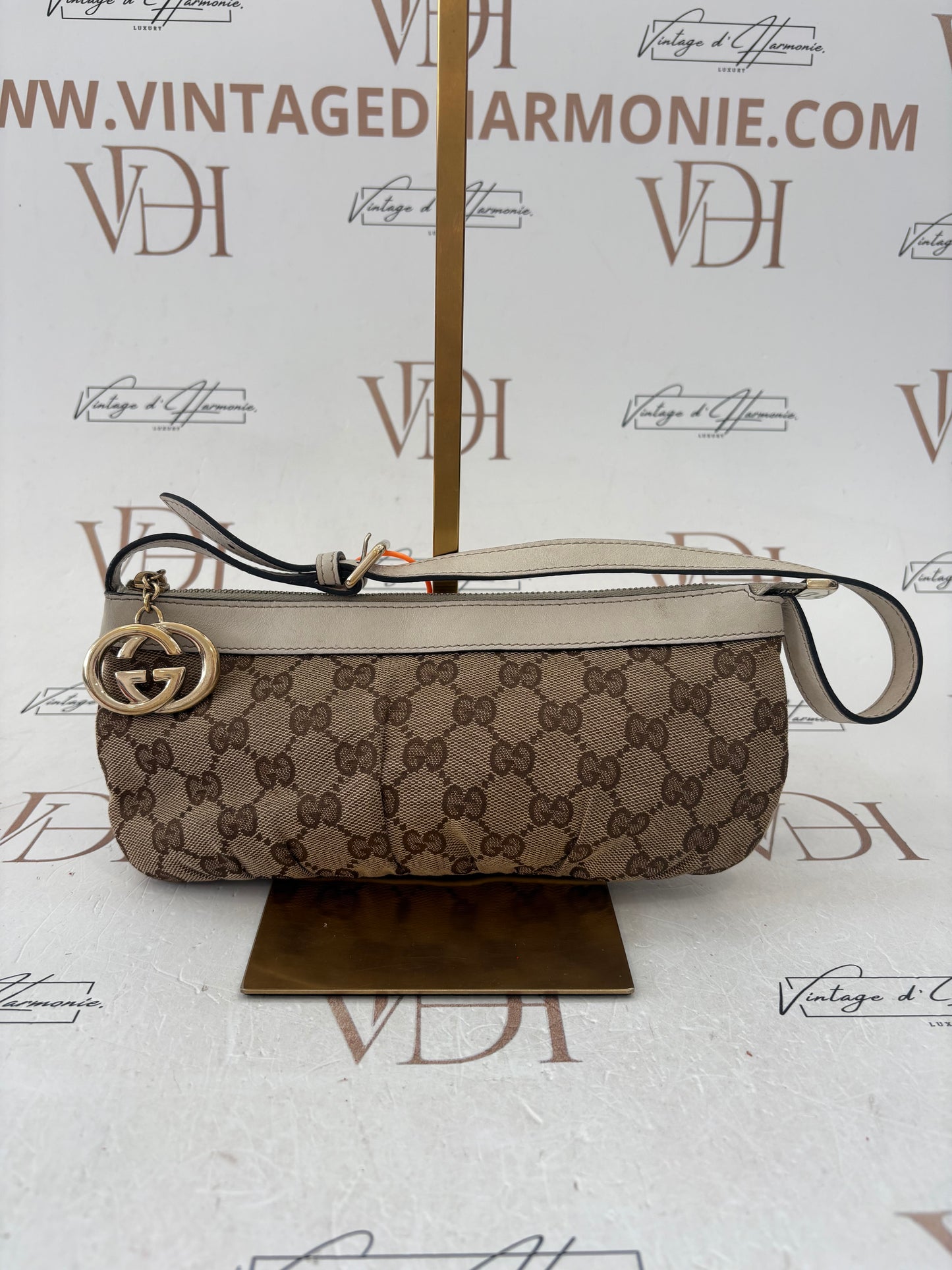 384022 - Gucci Abbey