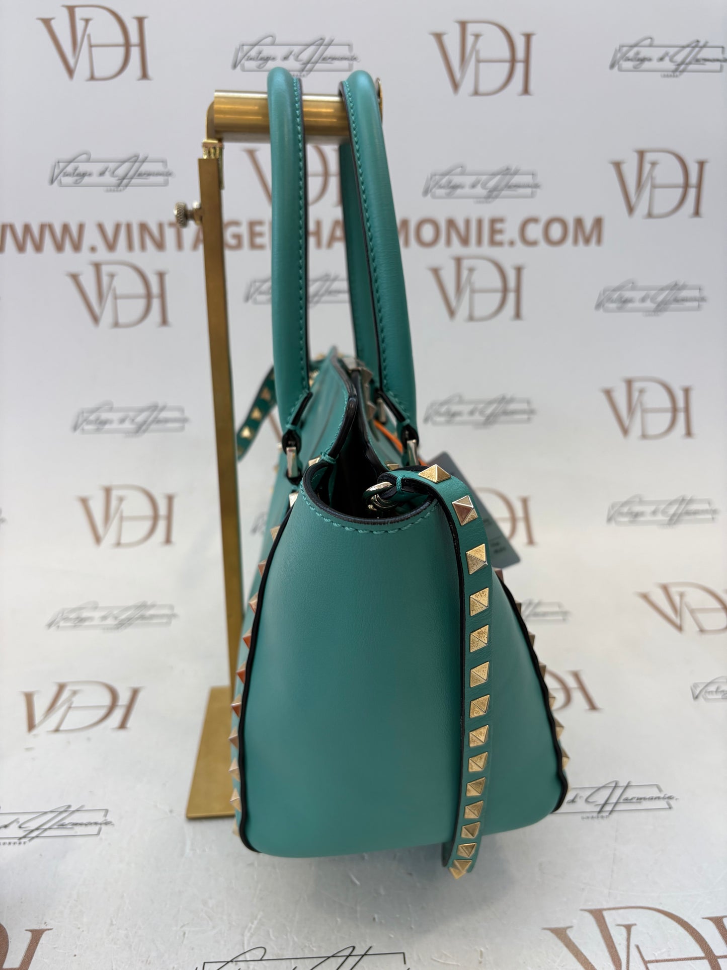 201117 - Valentino Rockstud