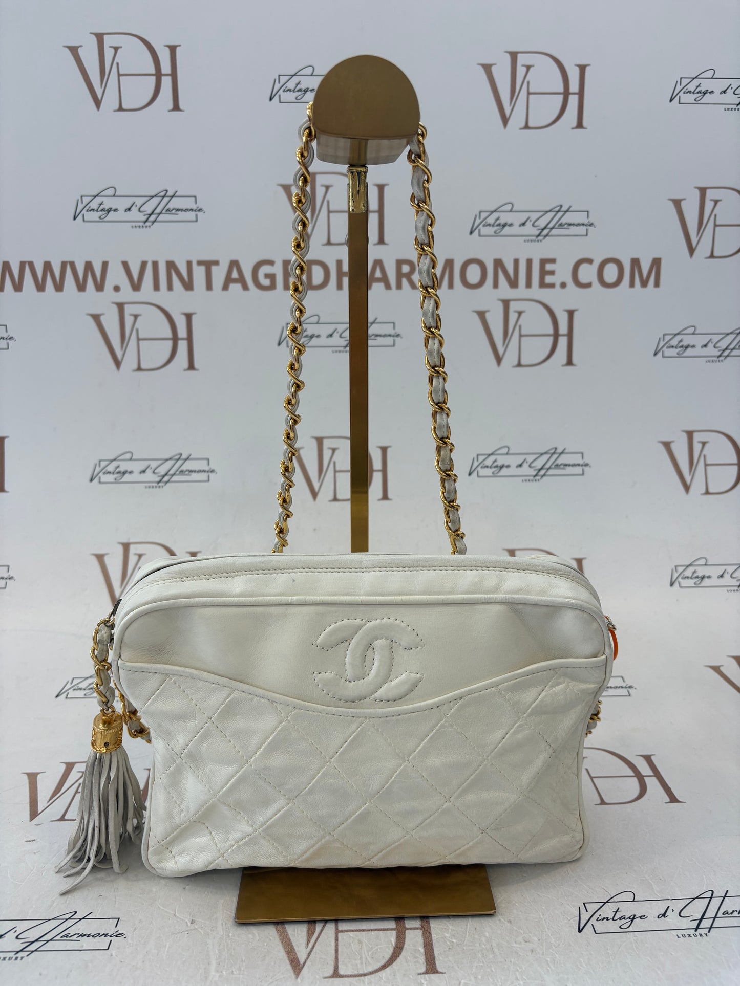 018527 - Chanel White Camera