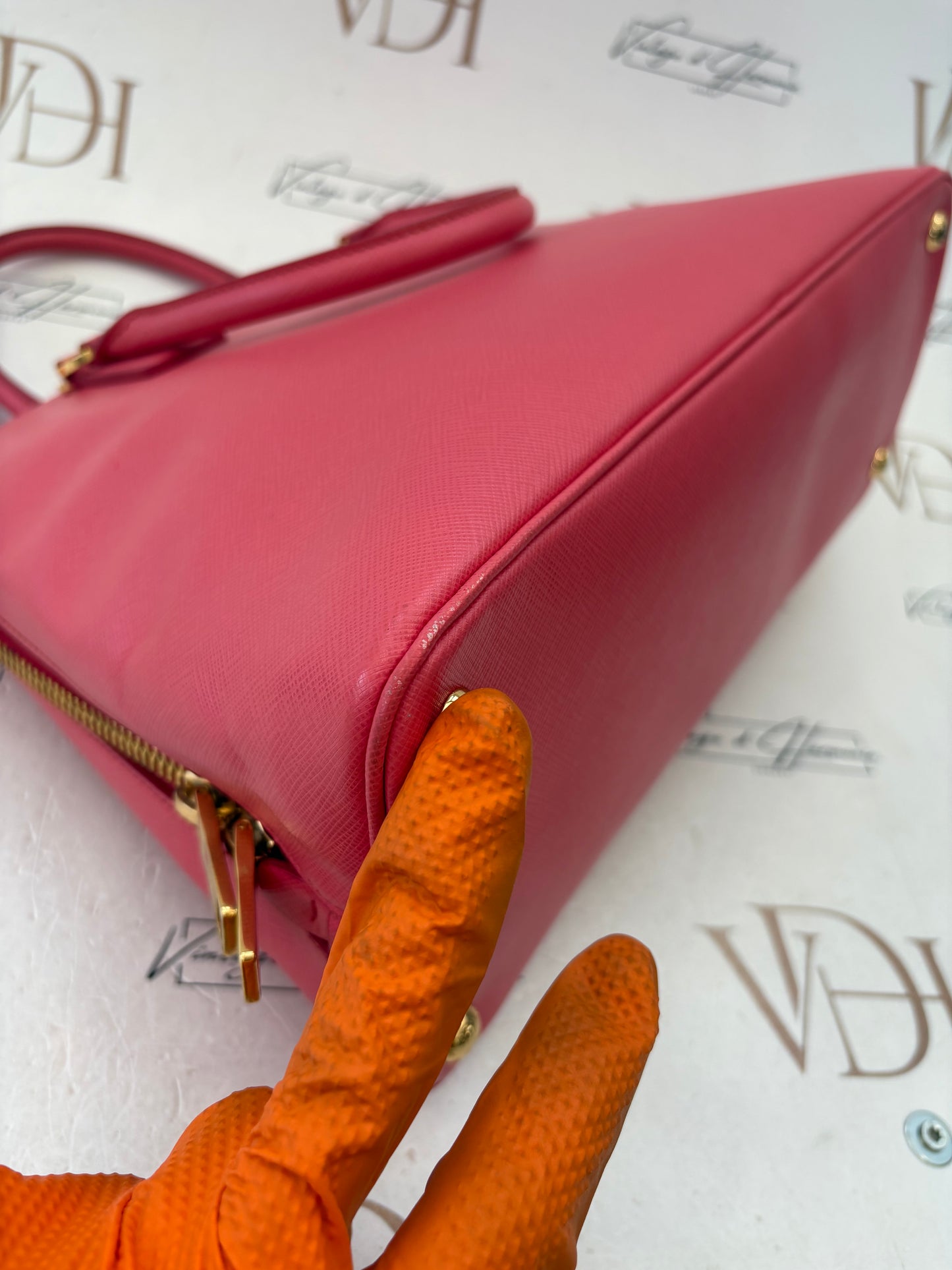383681 - Prada Promenade