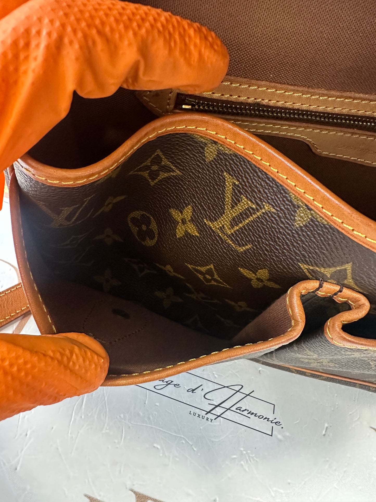 017830 - Louis Vuitton Gibeciere MM