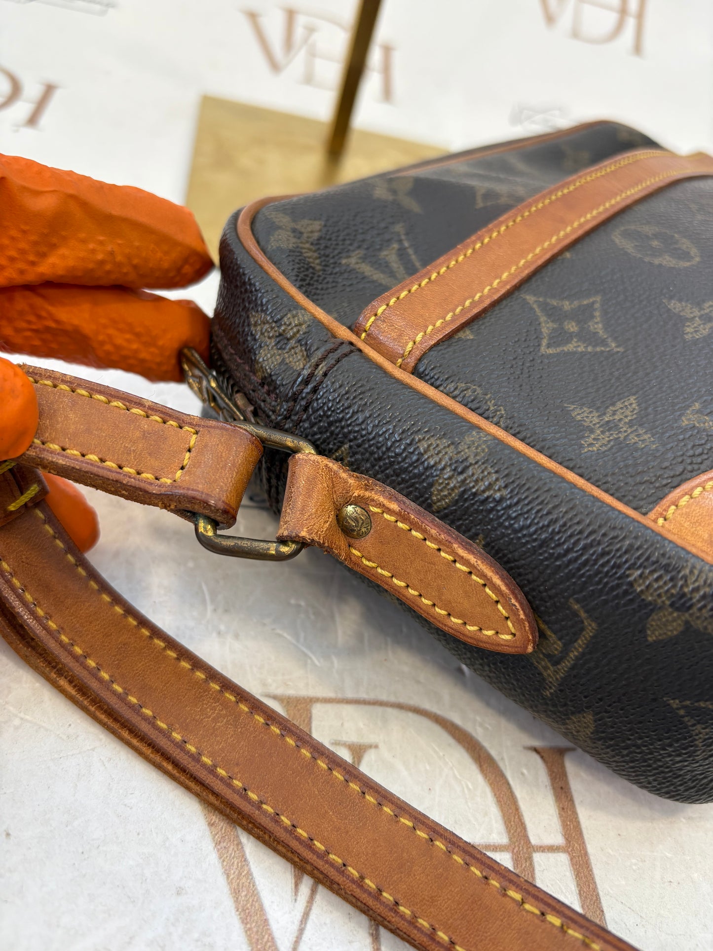 018289 - Louis Vuitton Trocadero 24