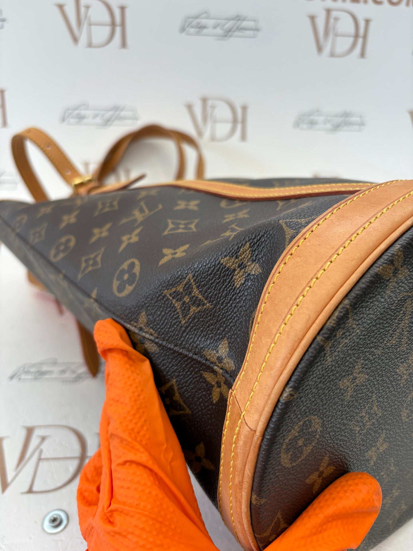 018096 - Louis Vuitton Bucket