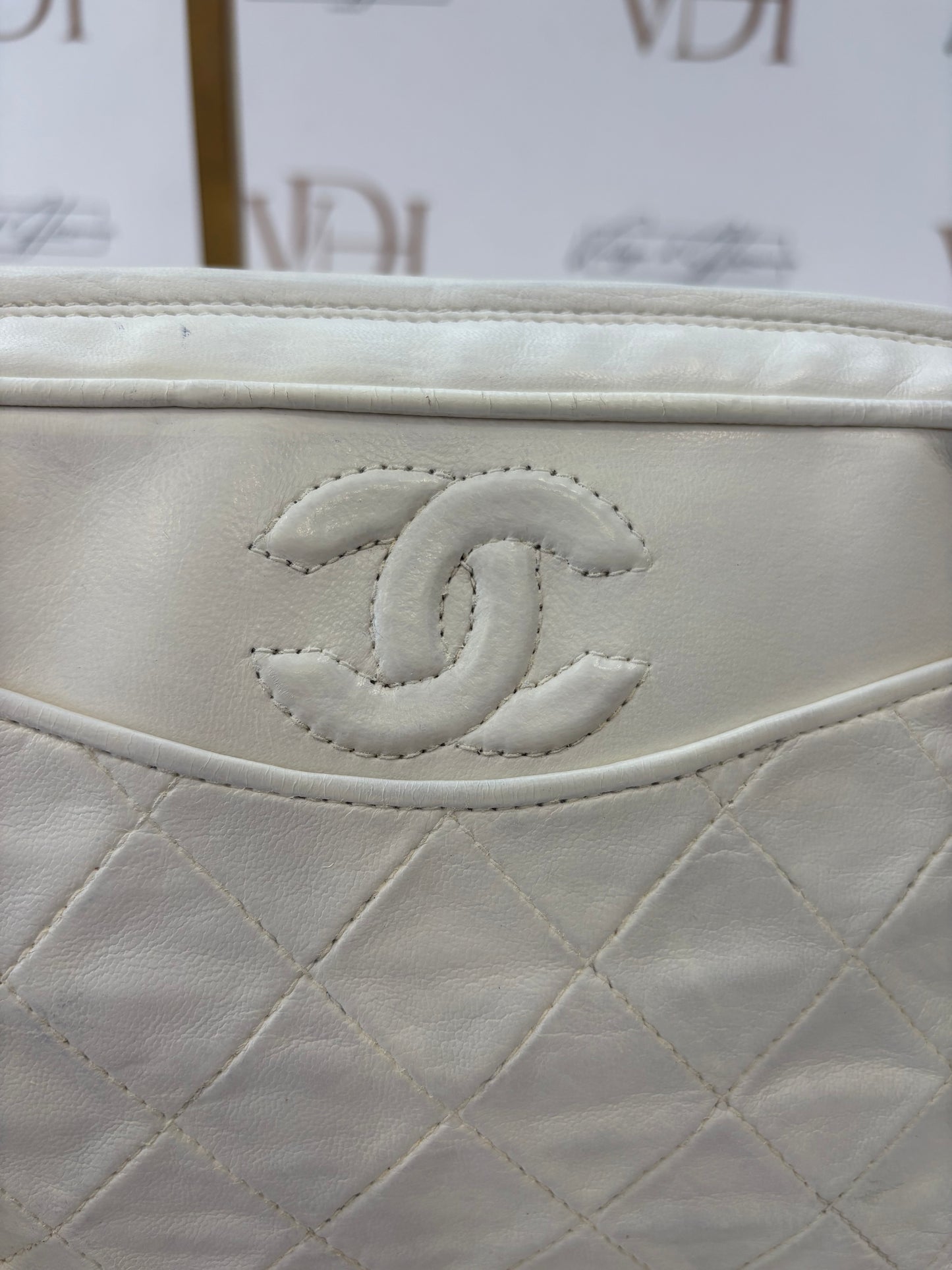 018527 - Chanel White Camera