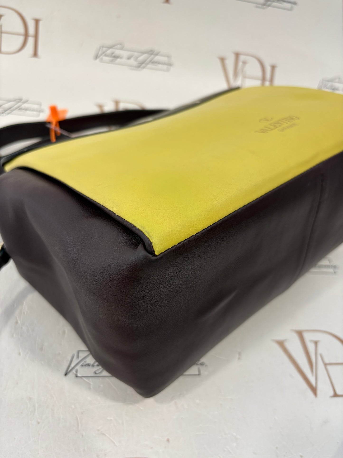 384237 - Valentino Mime