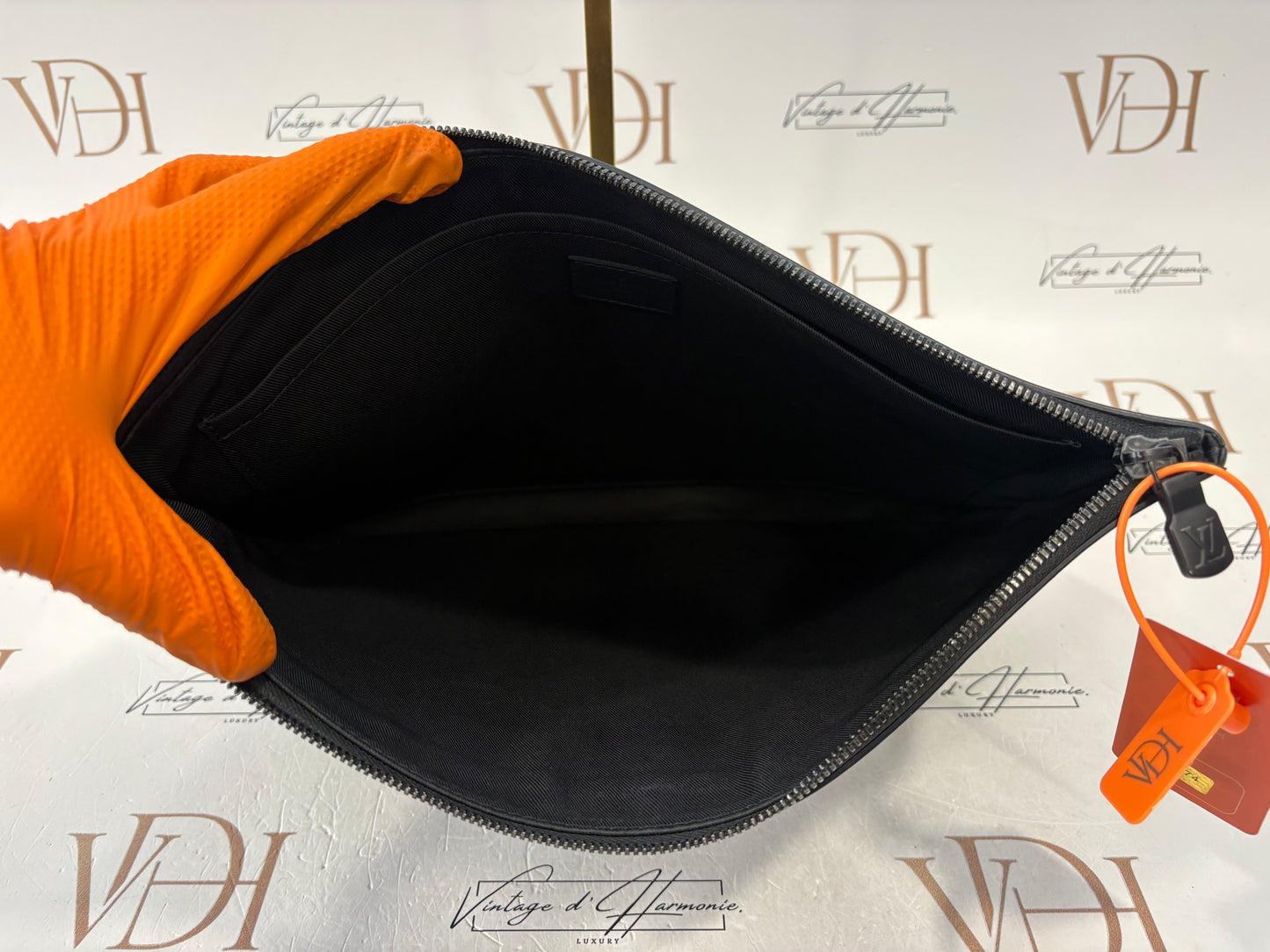 382874 - Louis Vuitton Discovery Pochette