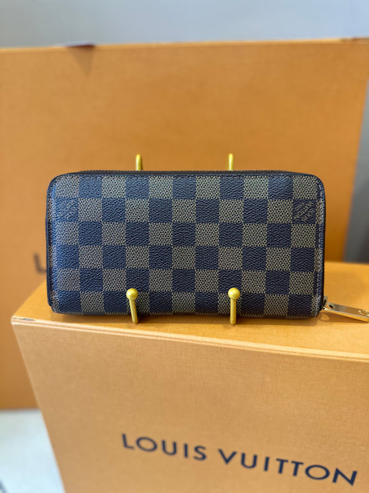 Louis Vuitton Zippy Damier Wallet