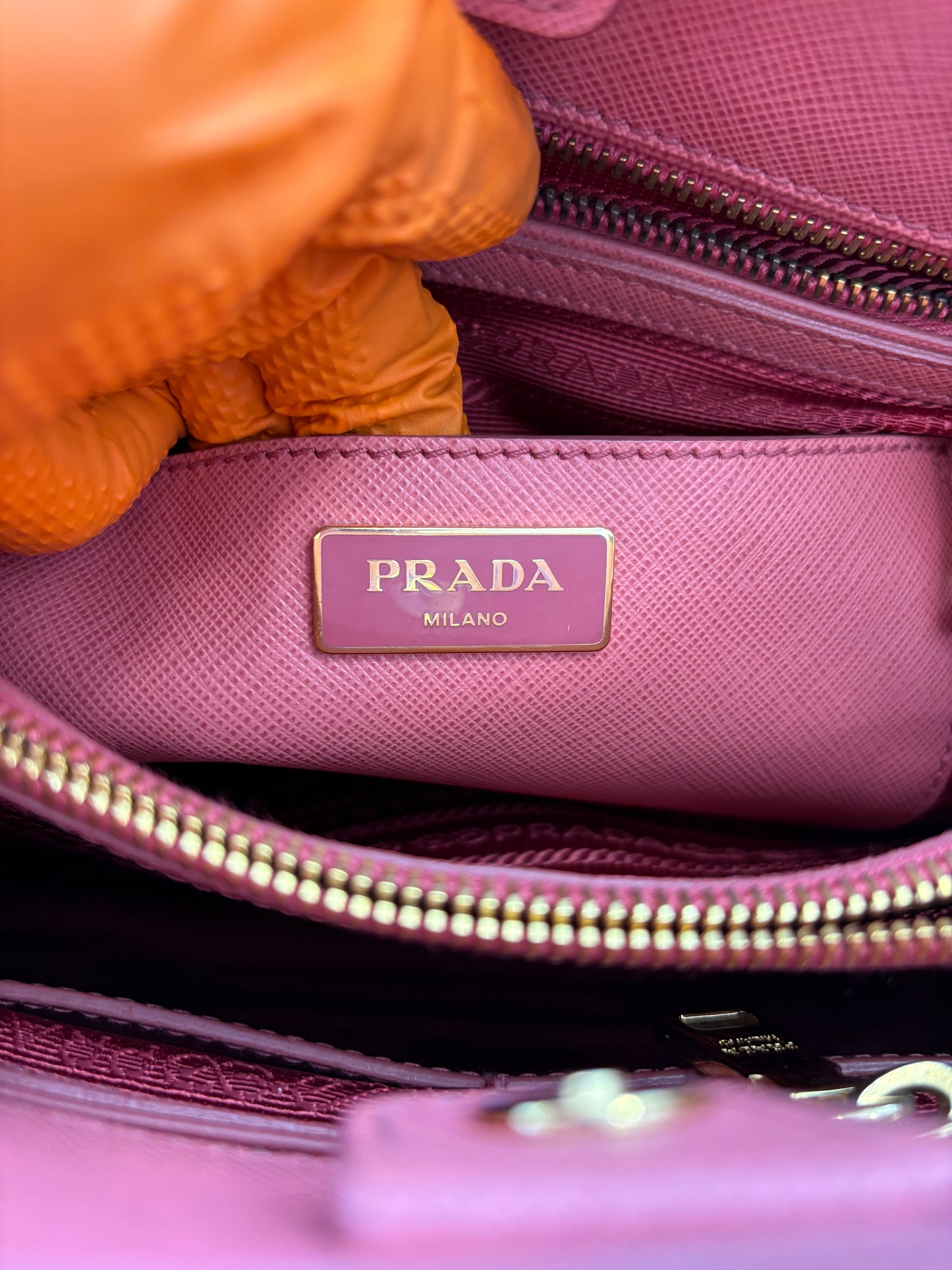 383671 - Prada Promenade