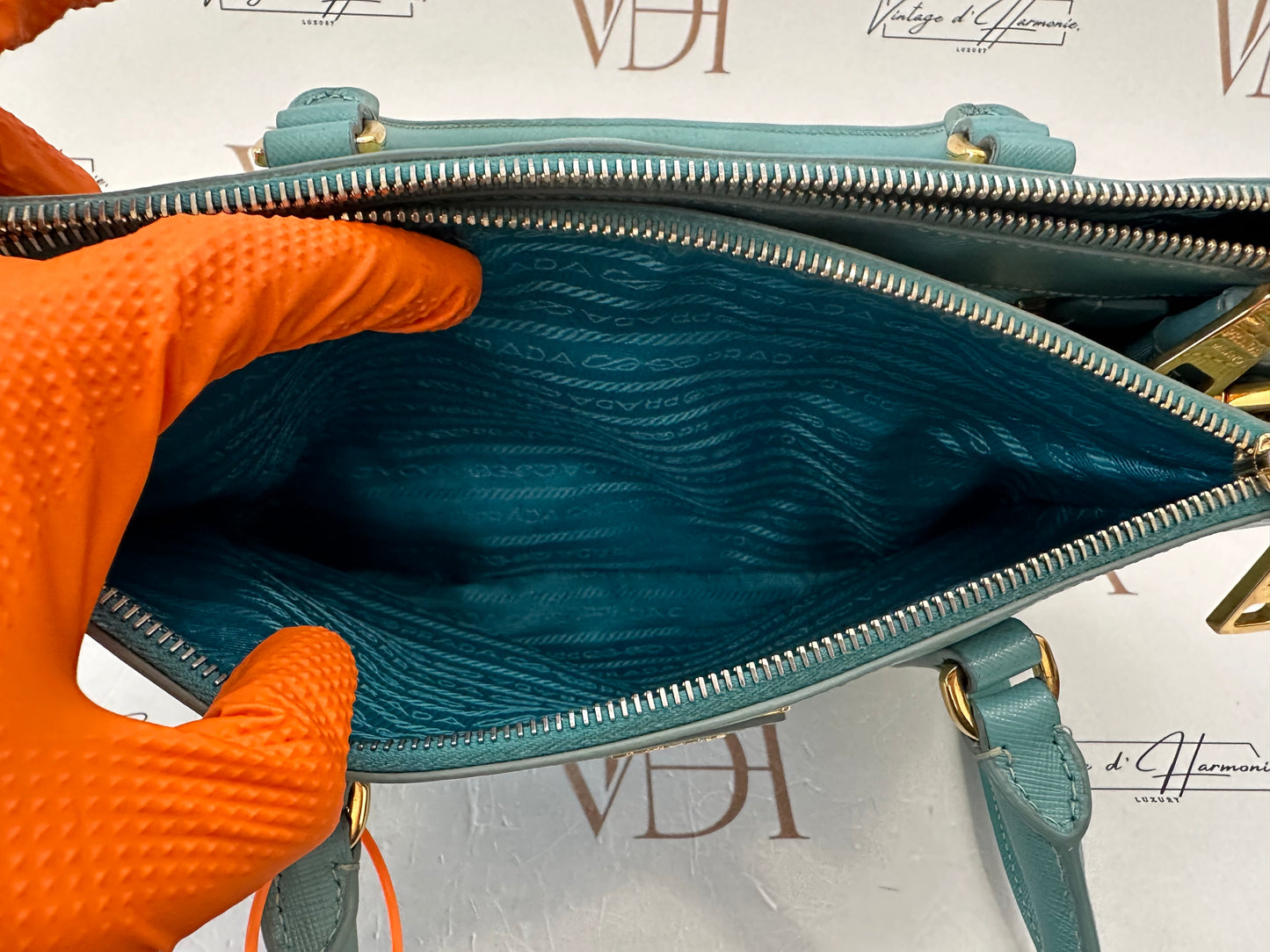 382947 - Prada Galleria