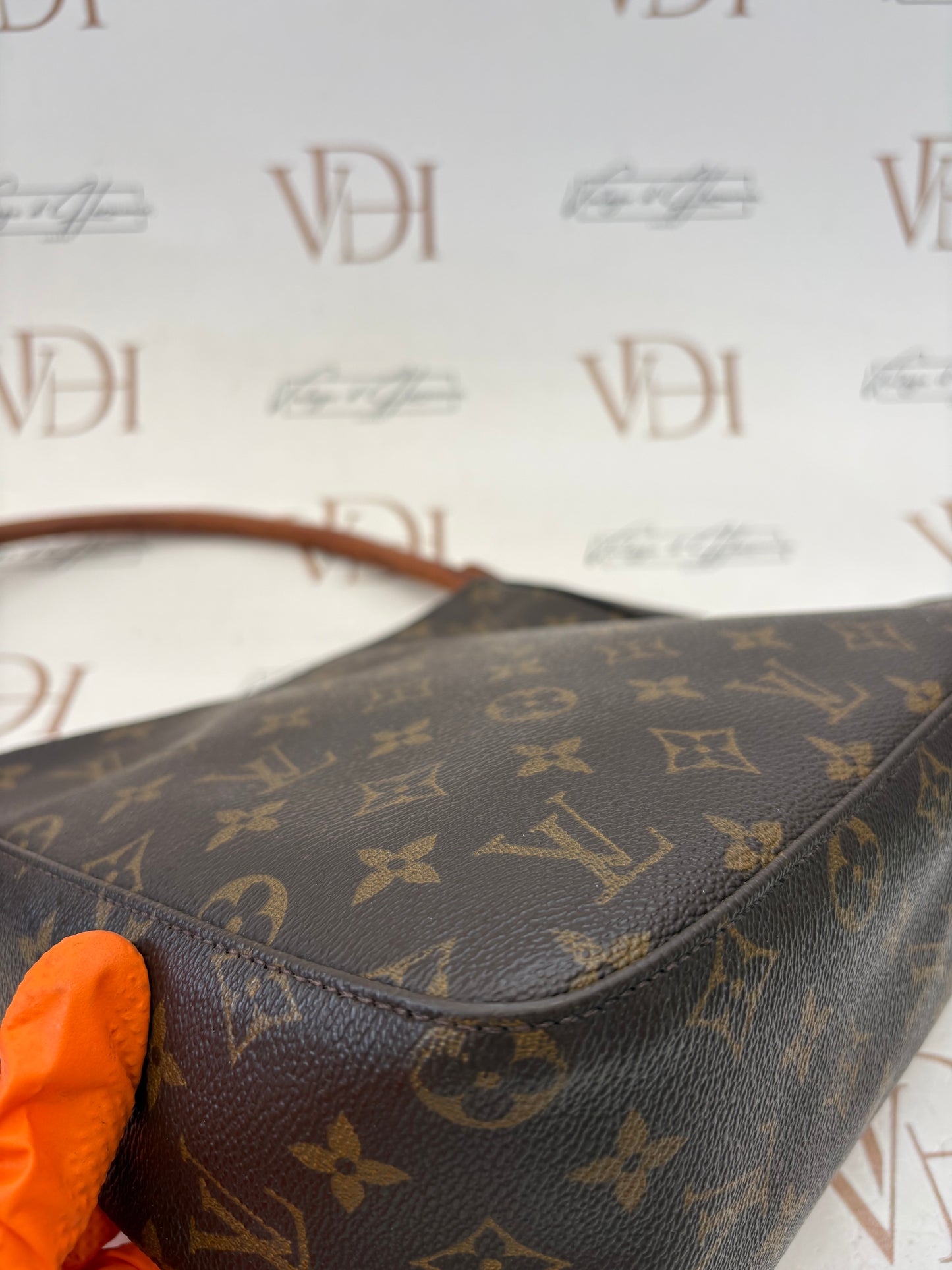 018130 - Louis Vuitton Looping MM