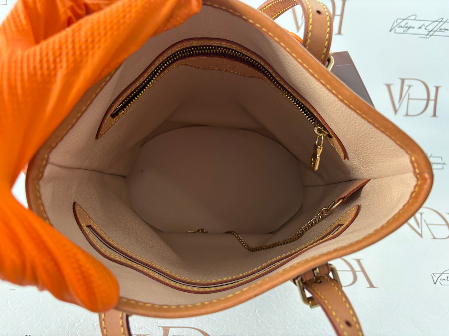 019009 - Louis Vuitton Bucket PM