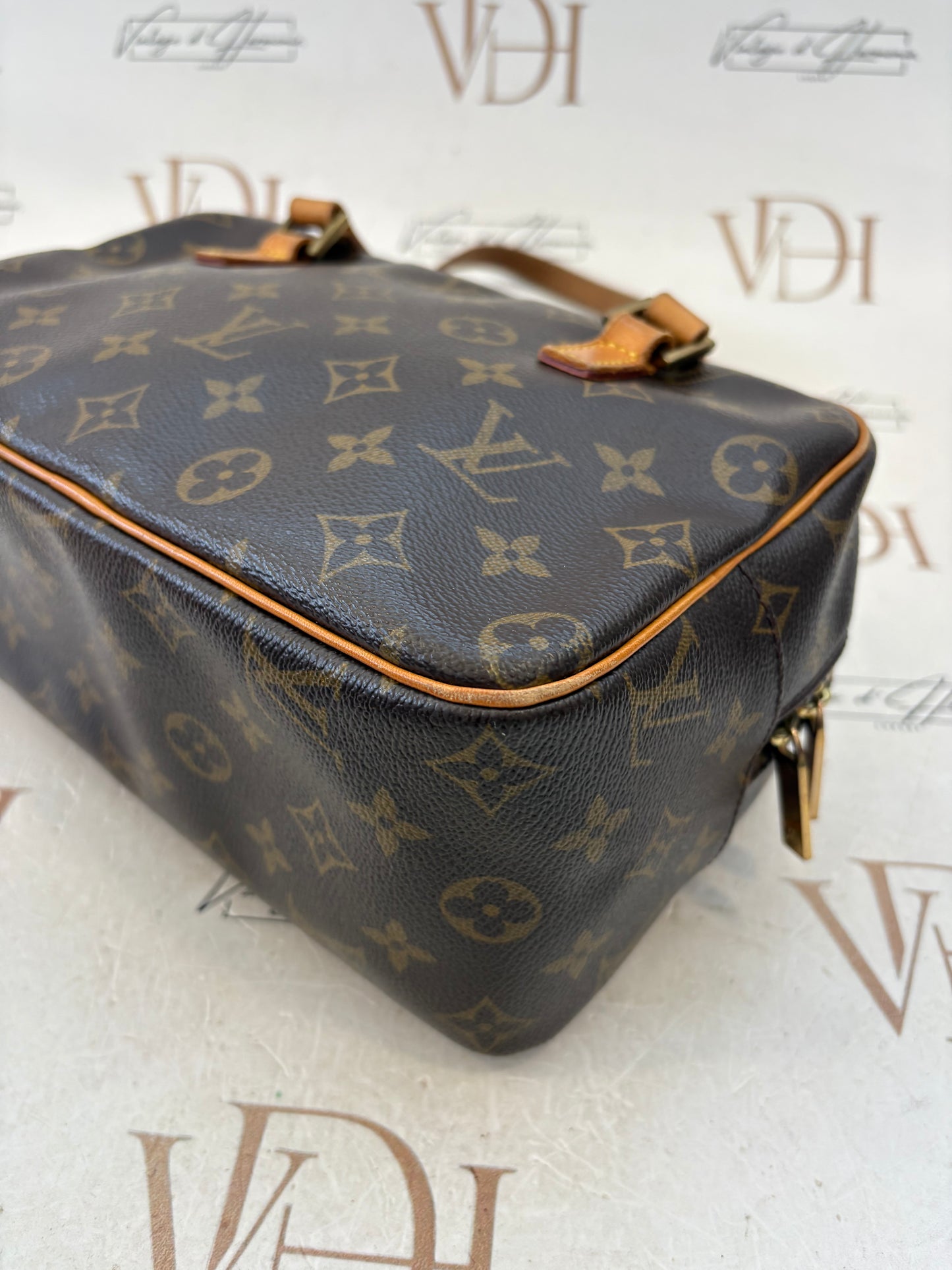 018257 - Louis Vuitton Cite MM