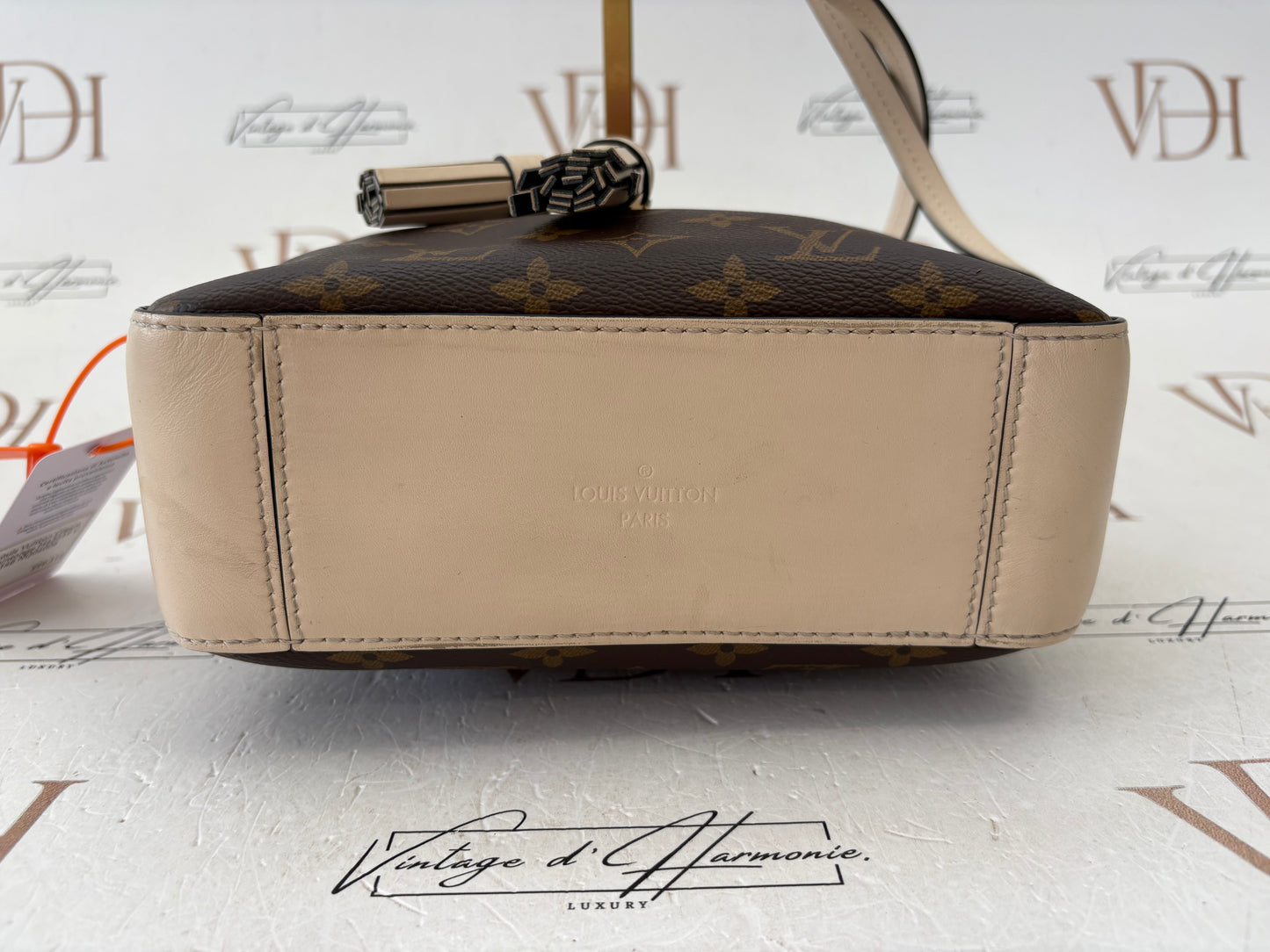 018540 - Louis Vuitton Cream Saintonge