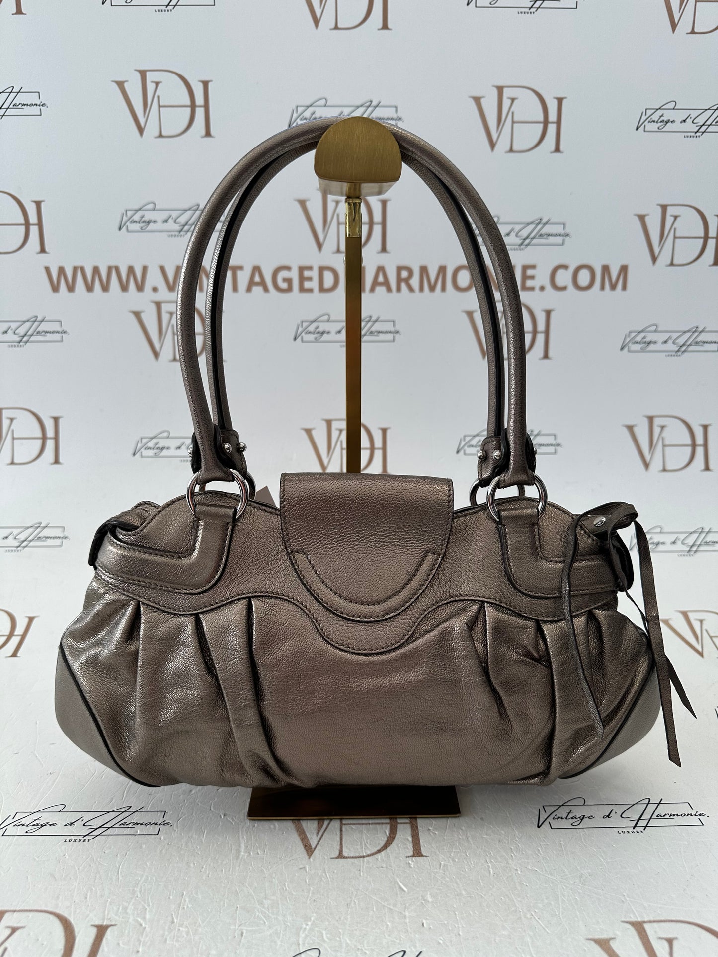018080 - Salvatore Ferragamo Gold Leather