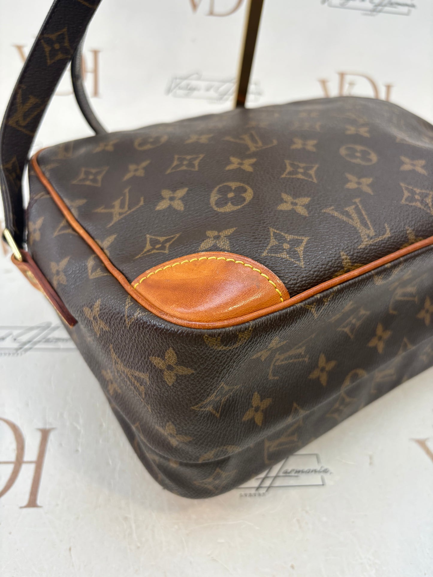 018525 - Louis Vuitton Nile