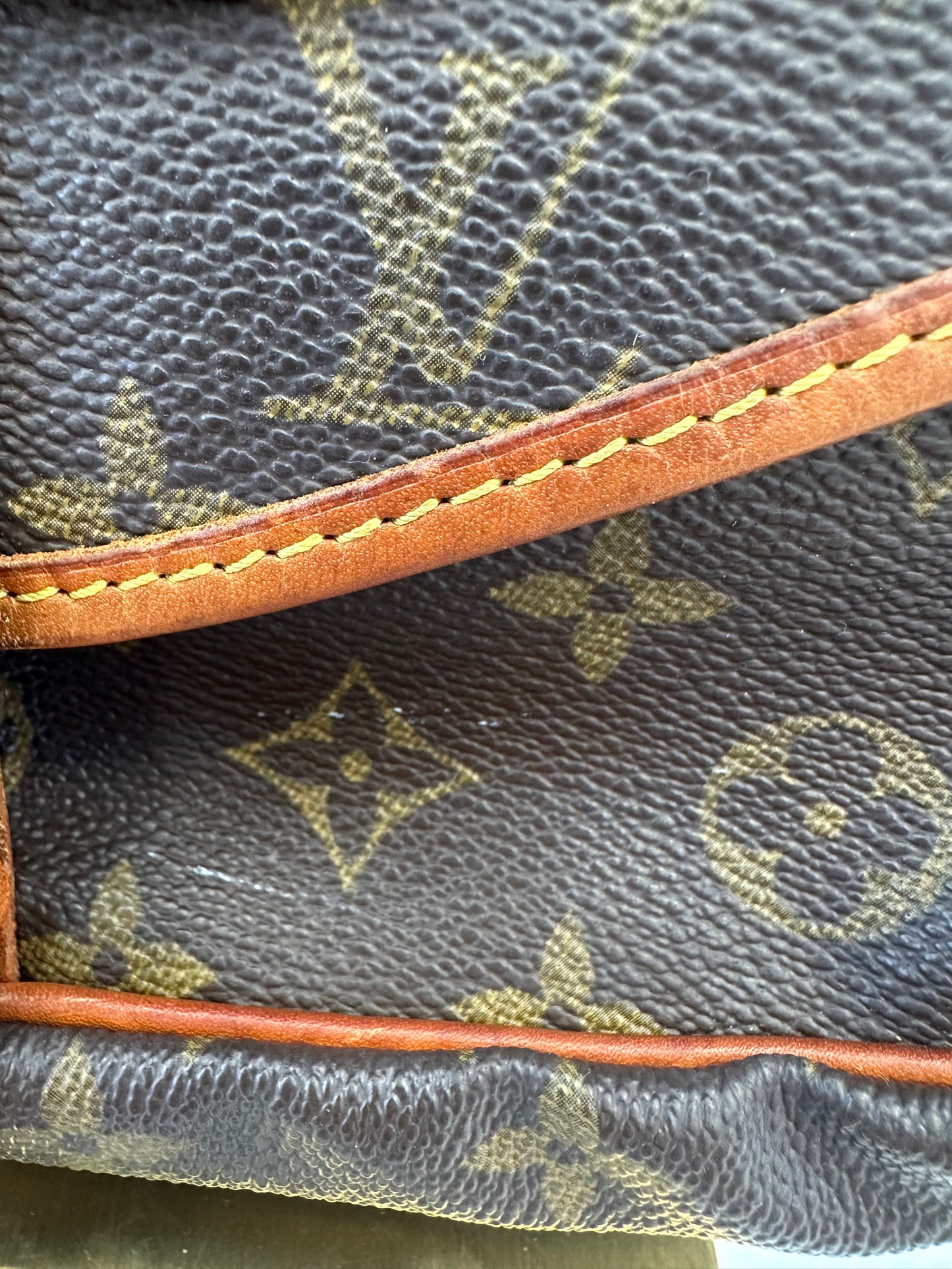 Louis Vuitton Saumur 30