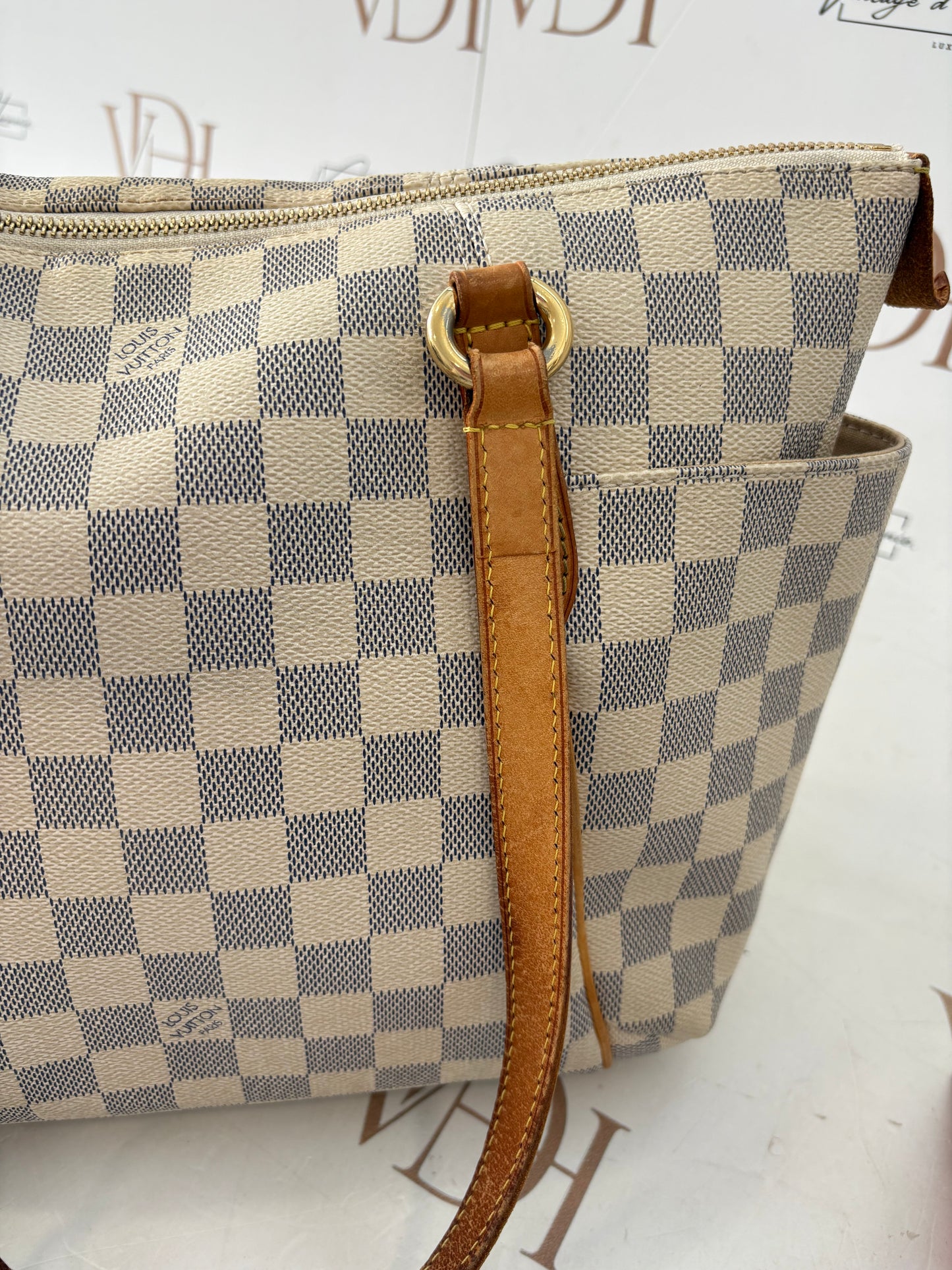 018213 - Louis Vuitton Azur Totally PM