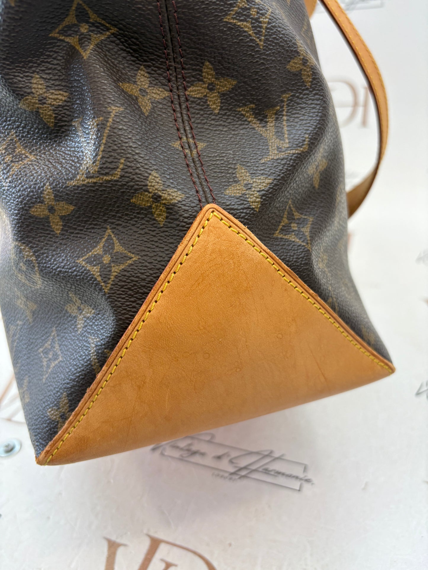 018104 - Louis Vuitton Cabas Mezzo