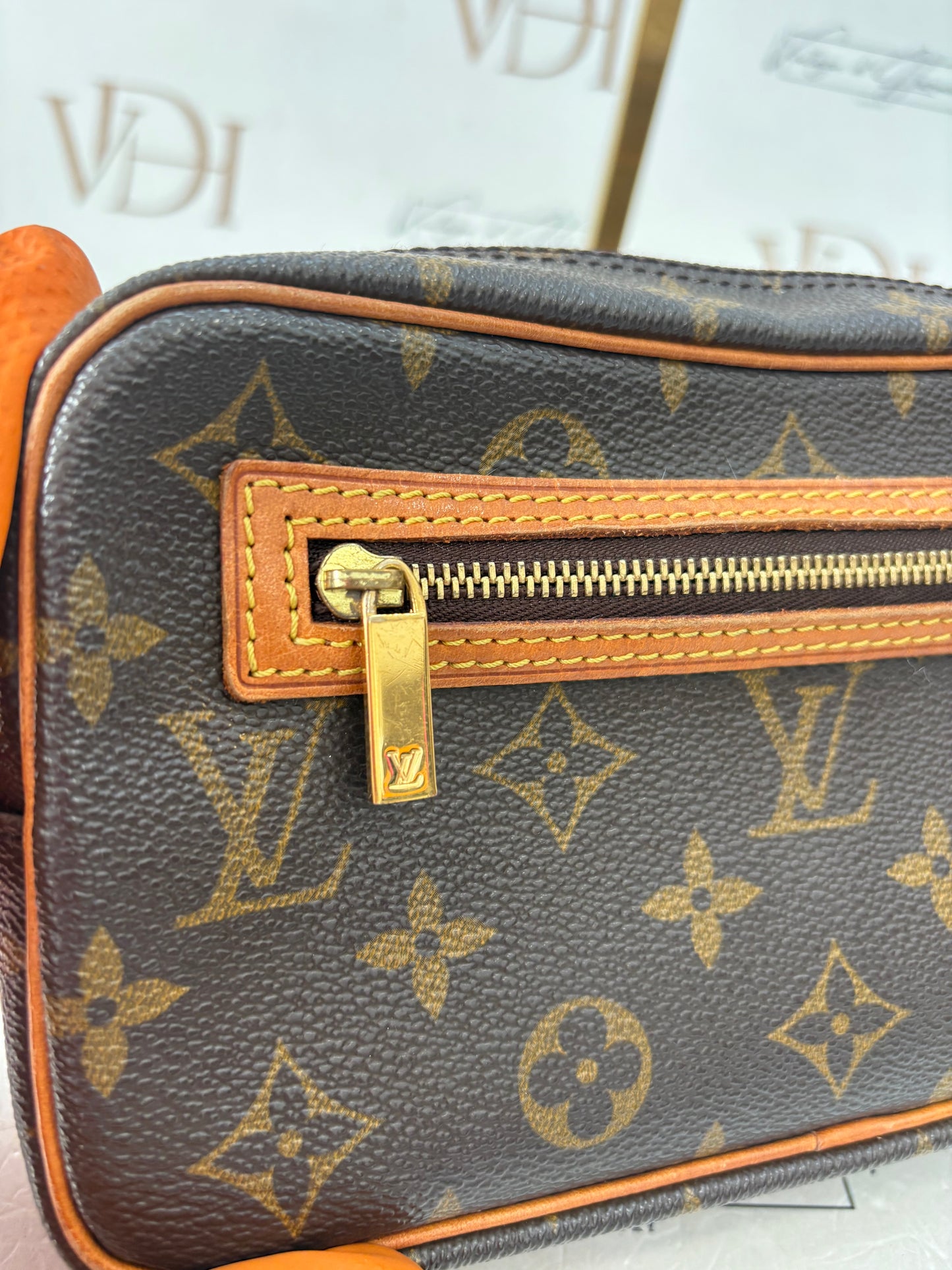 018526 - Louis Vuitton Pochette Cite