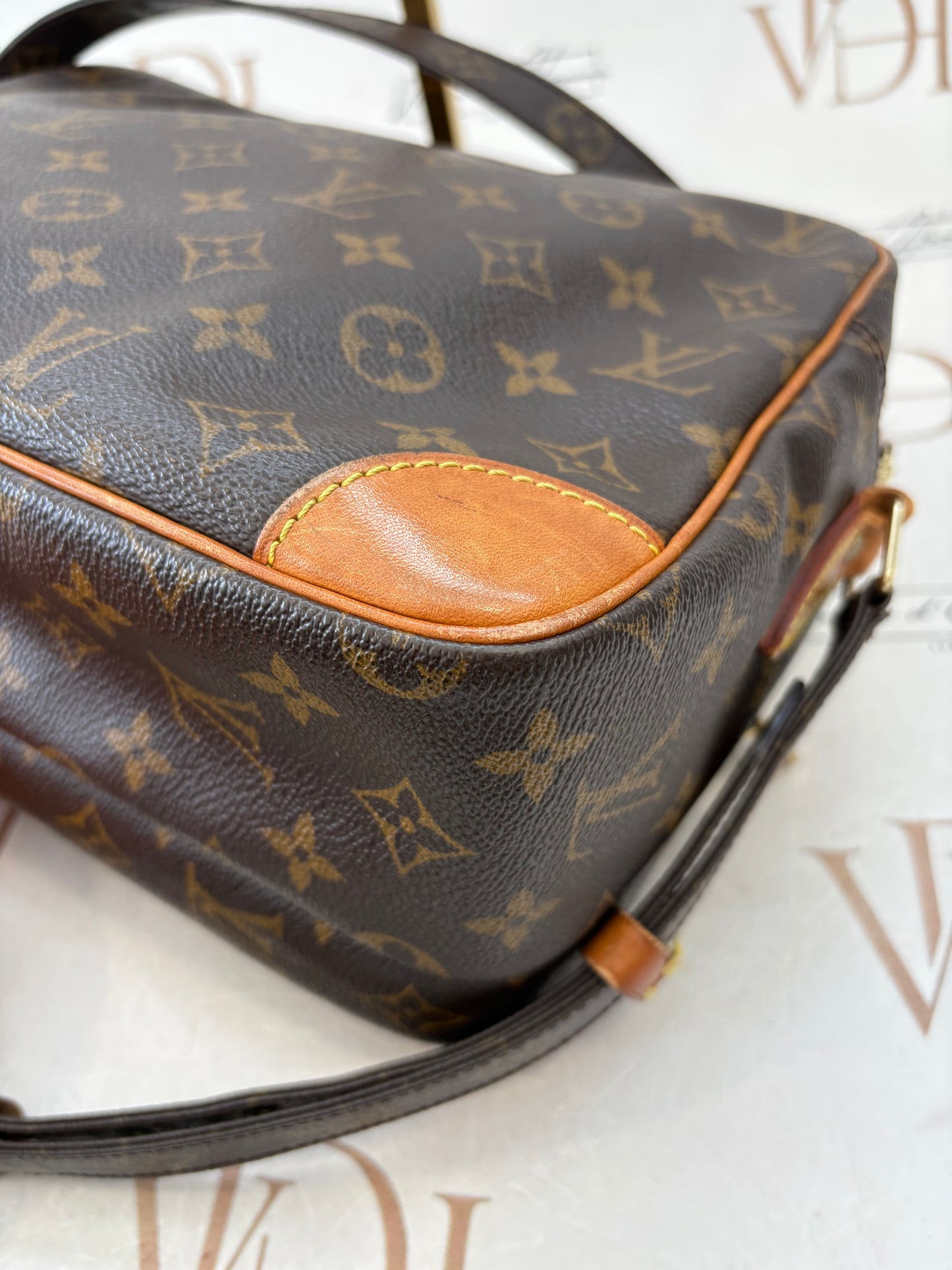 018921 - Louis Vuitton Nile