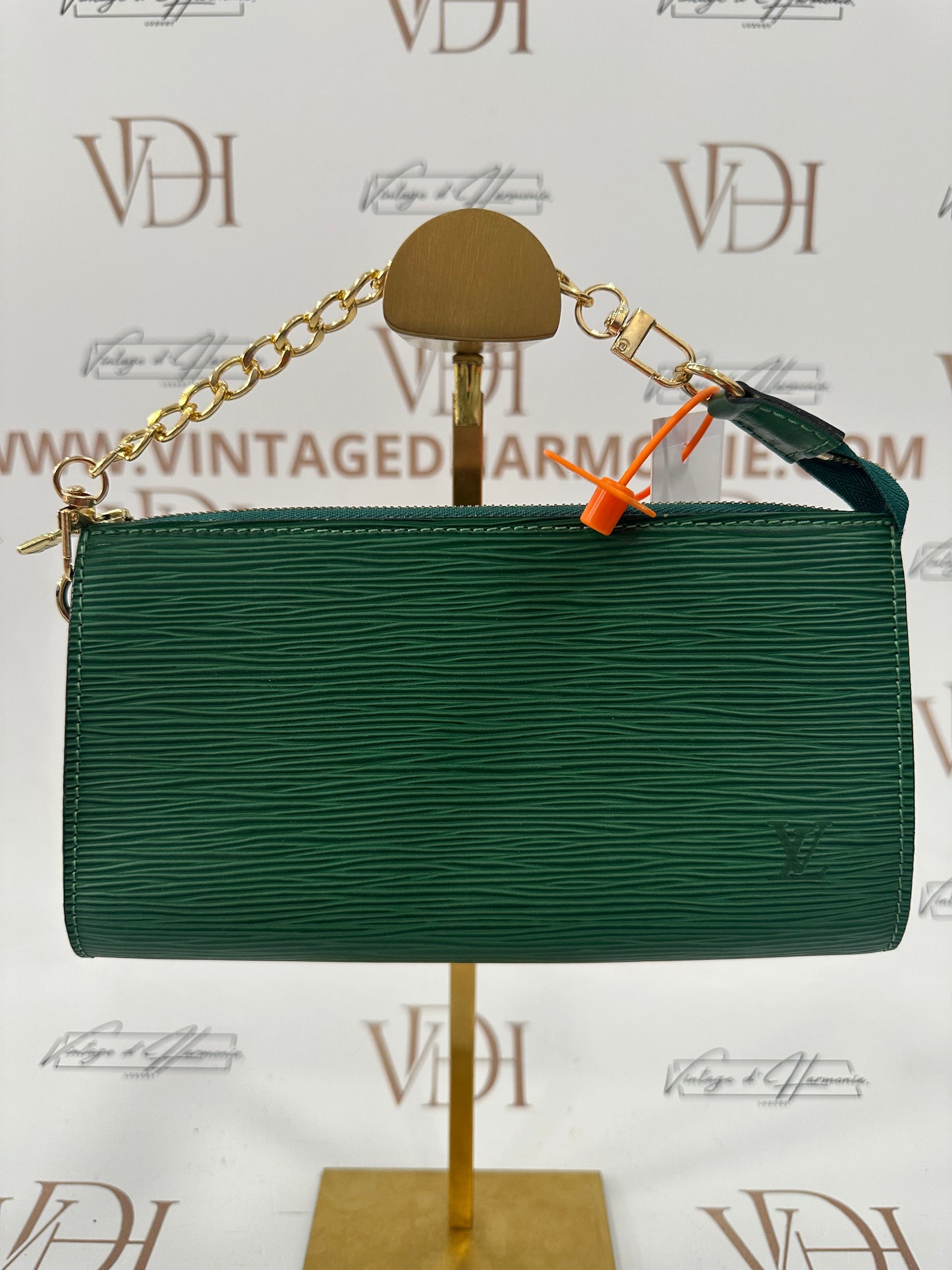 017928 - Louis Vuitton Green Pochette