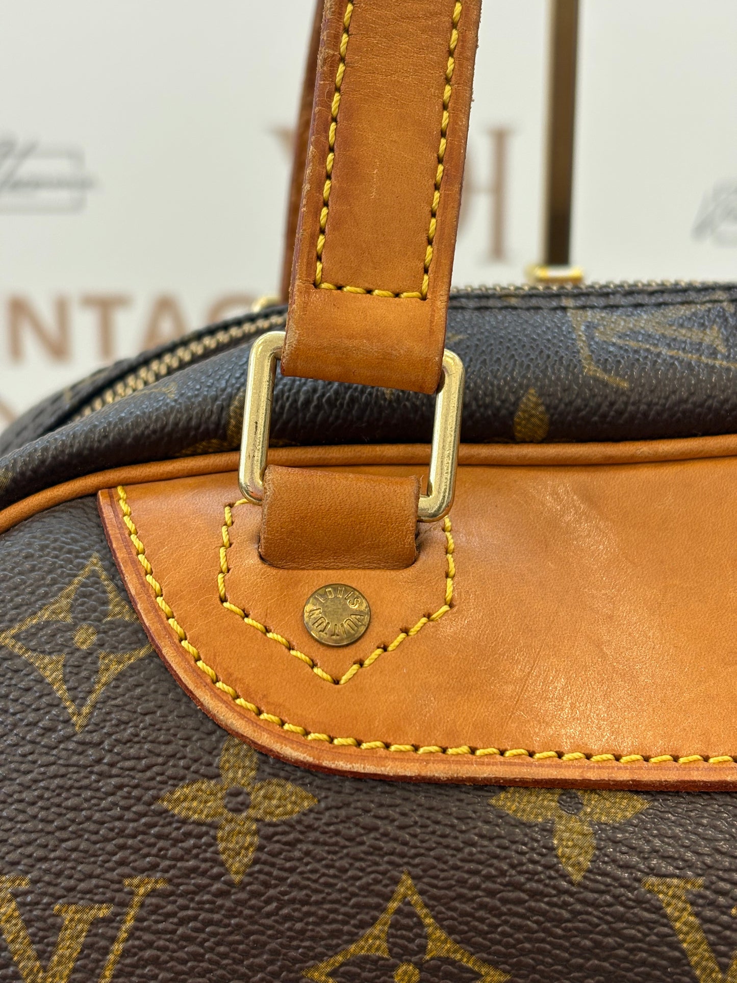 200979 - Louis Vuitton Excursion”