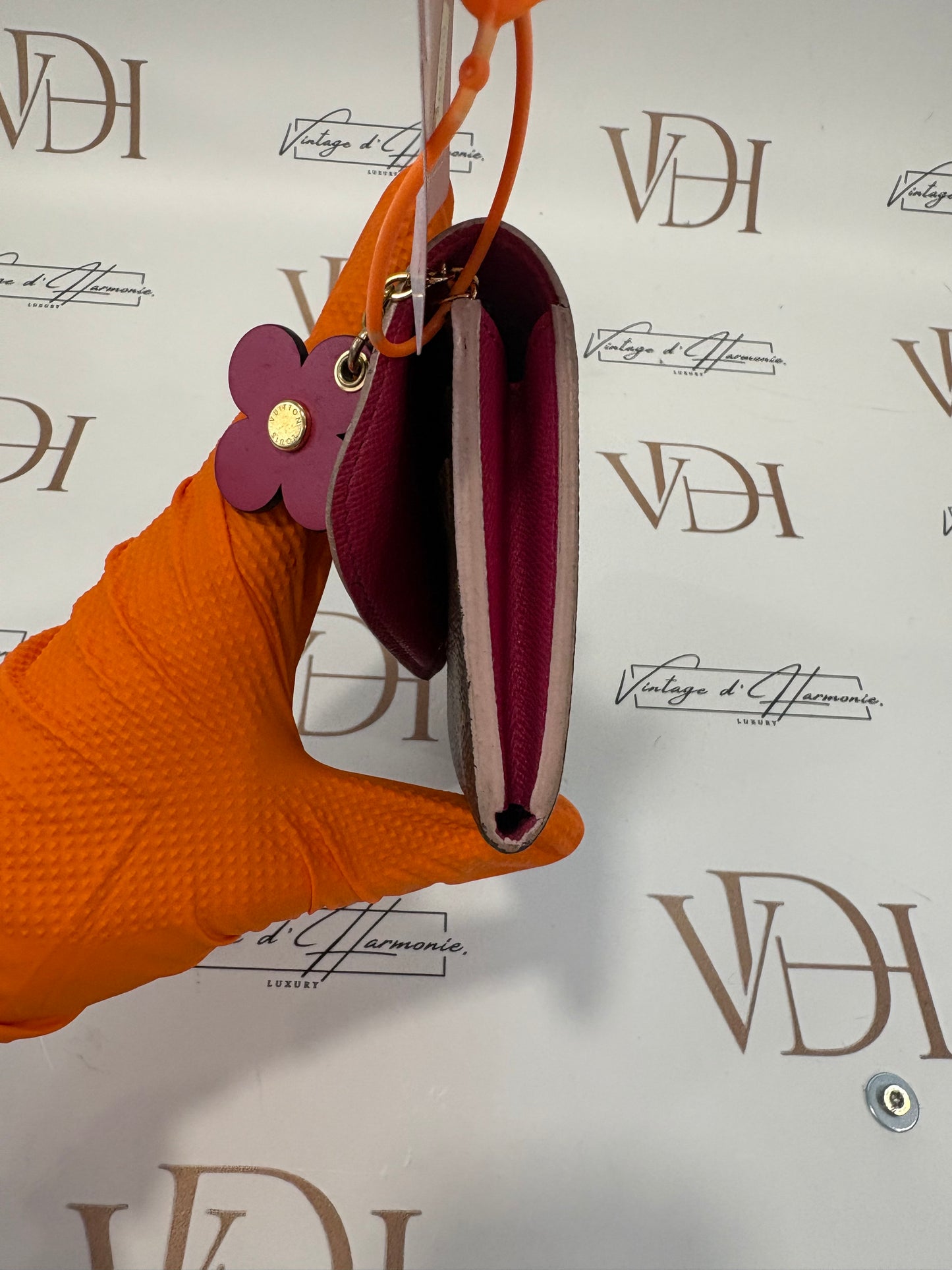 384000 - Louis Vuitton Emilie wallet