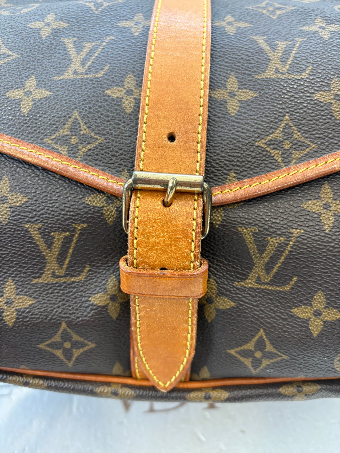 018589 - Louis Vuitton Saumur 35