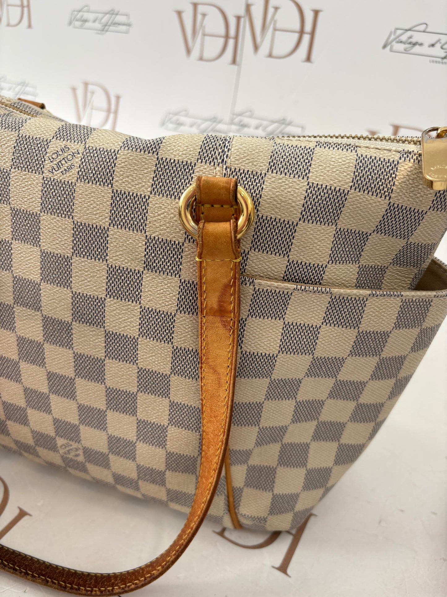 018213 - Louis Vuitton Azur Totally PM
