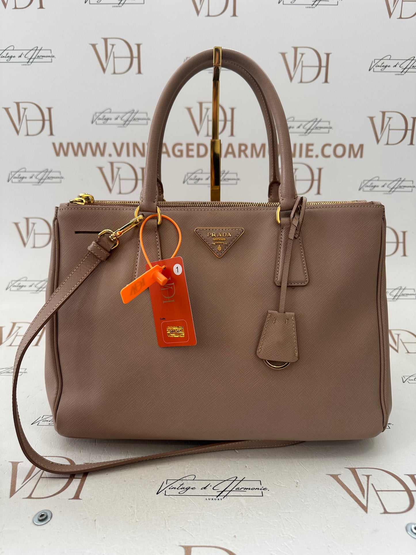 384301 - Prada Galleria