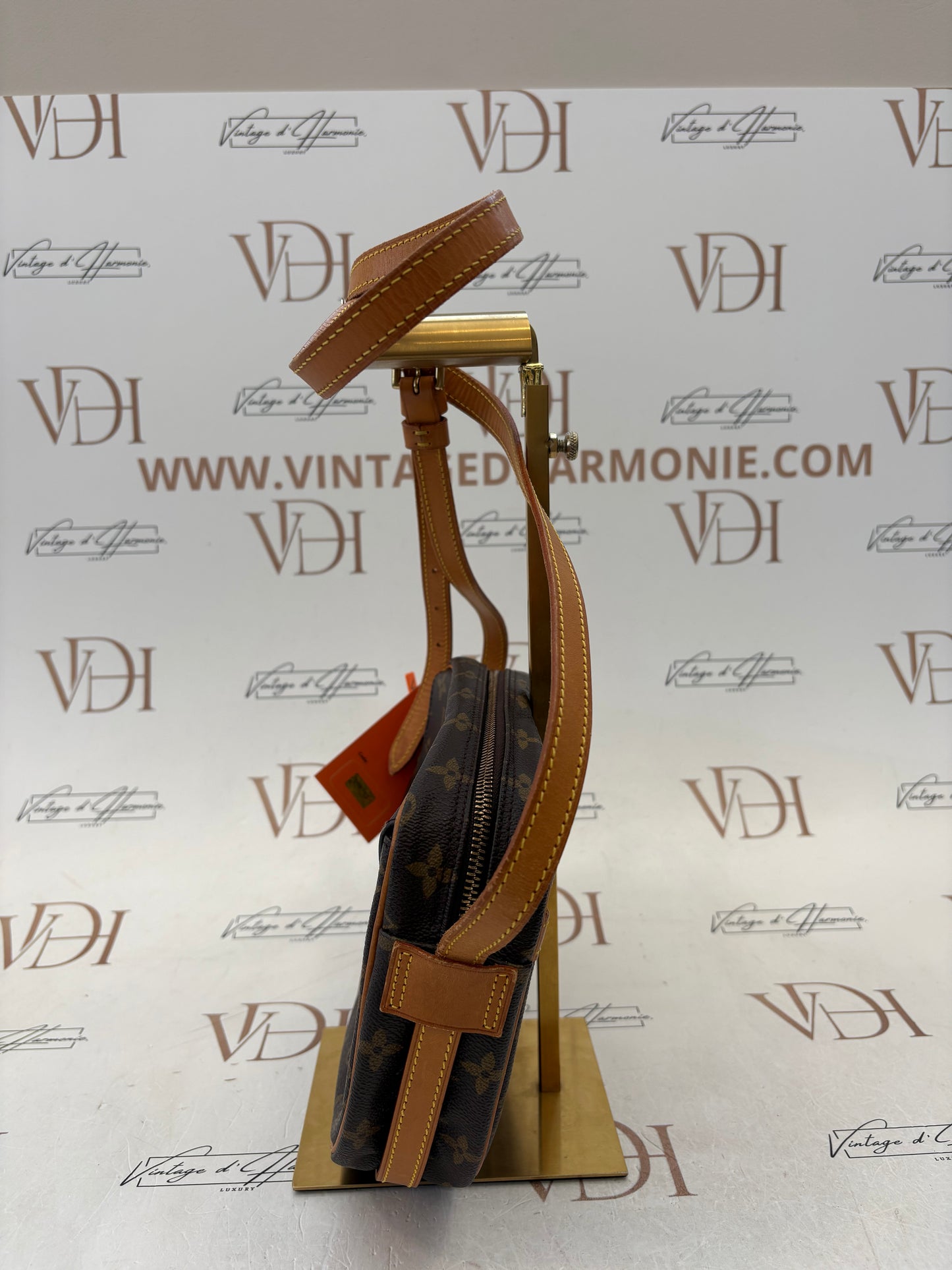 018713 - Louis Vuitton Jeune Fille