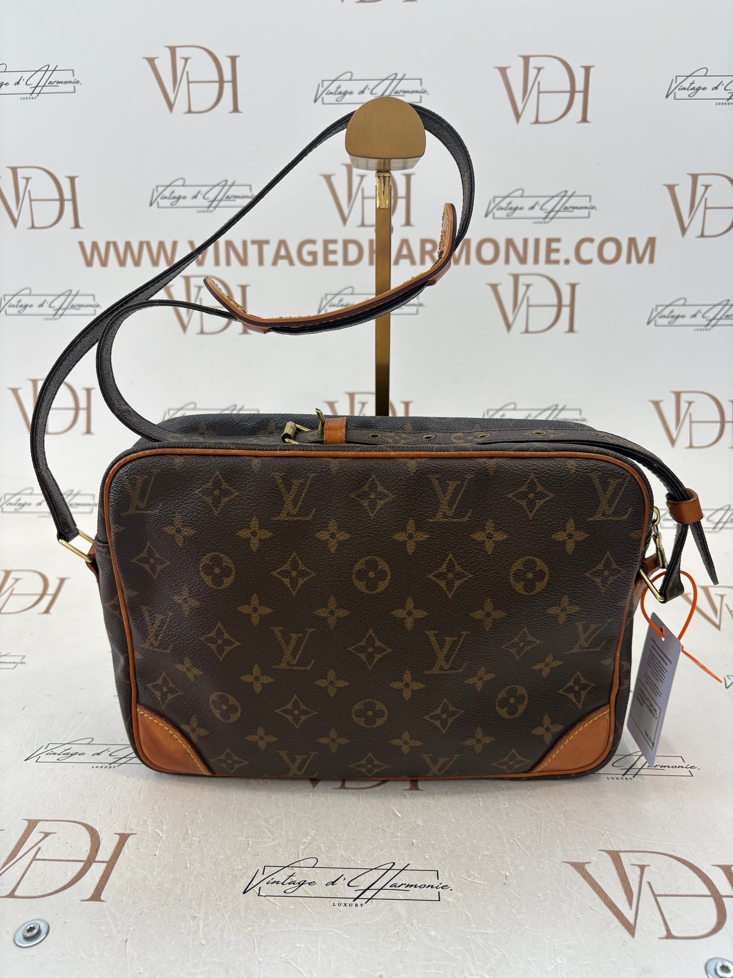 018525 - Louis Vuitton Nile