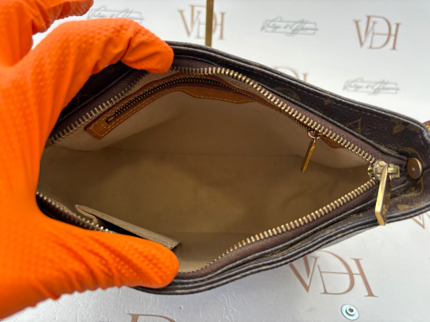 018949 - Louis Vuitton Looping MM