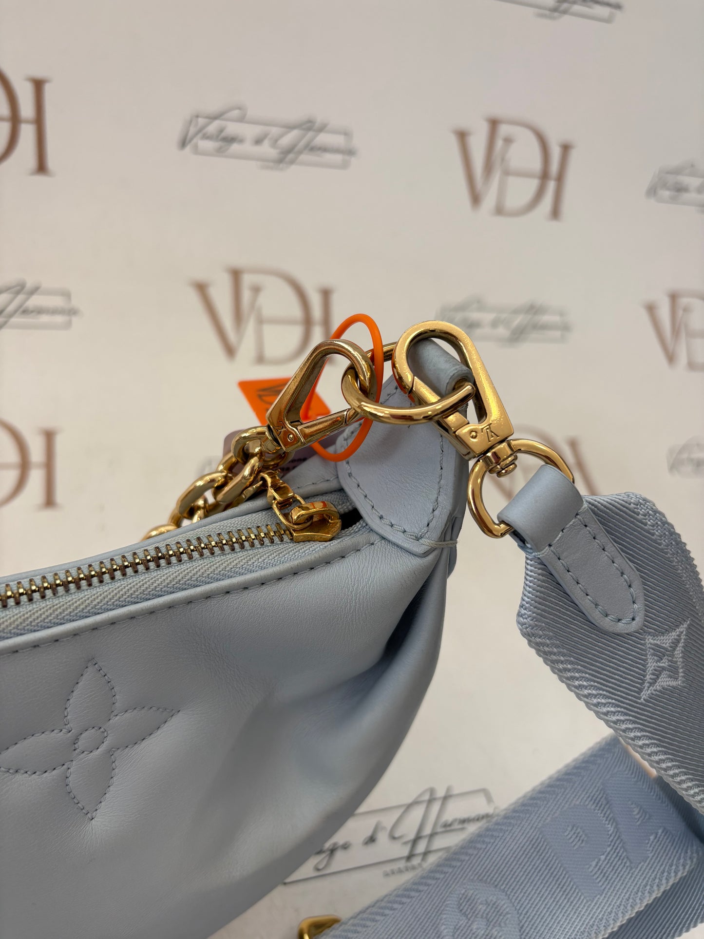 018554 - Louis Vuitton Light Blue Bubblegram Over The Moon