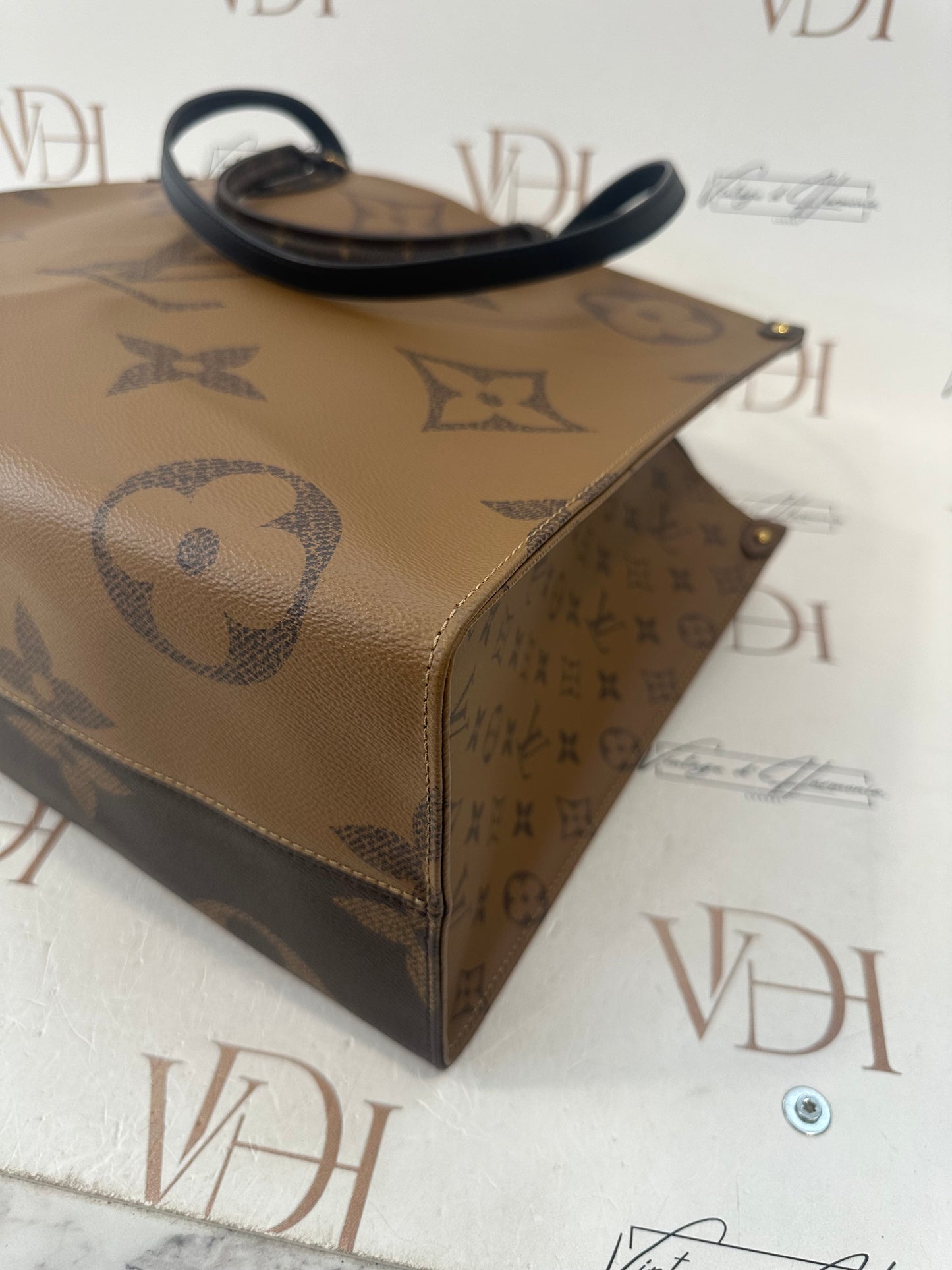384067 - LV Onthego