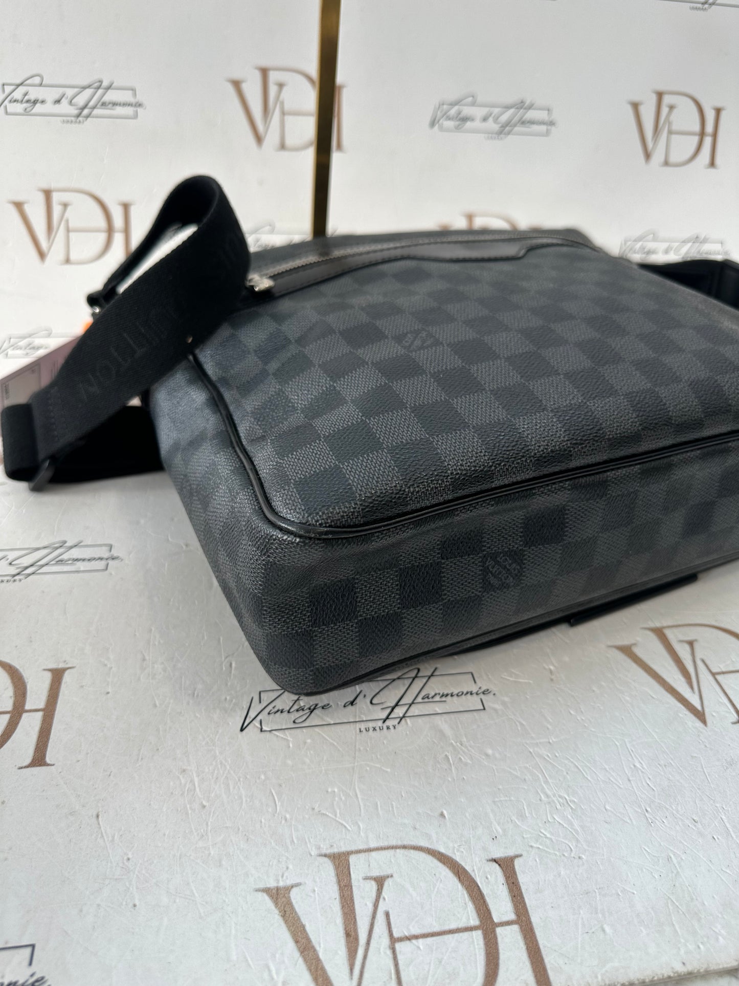 200815 - Louis Vuitton Messenger
