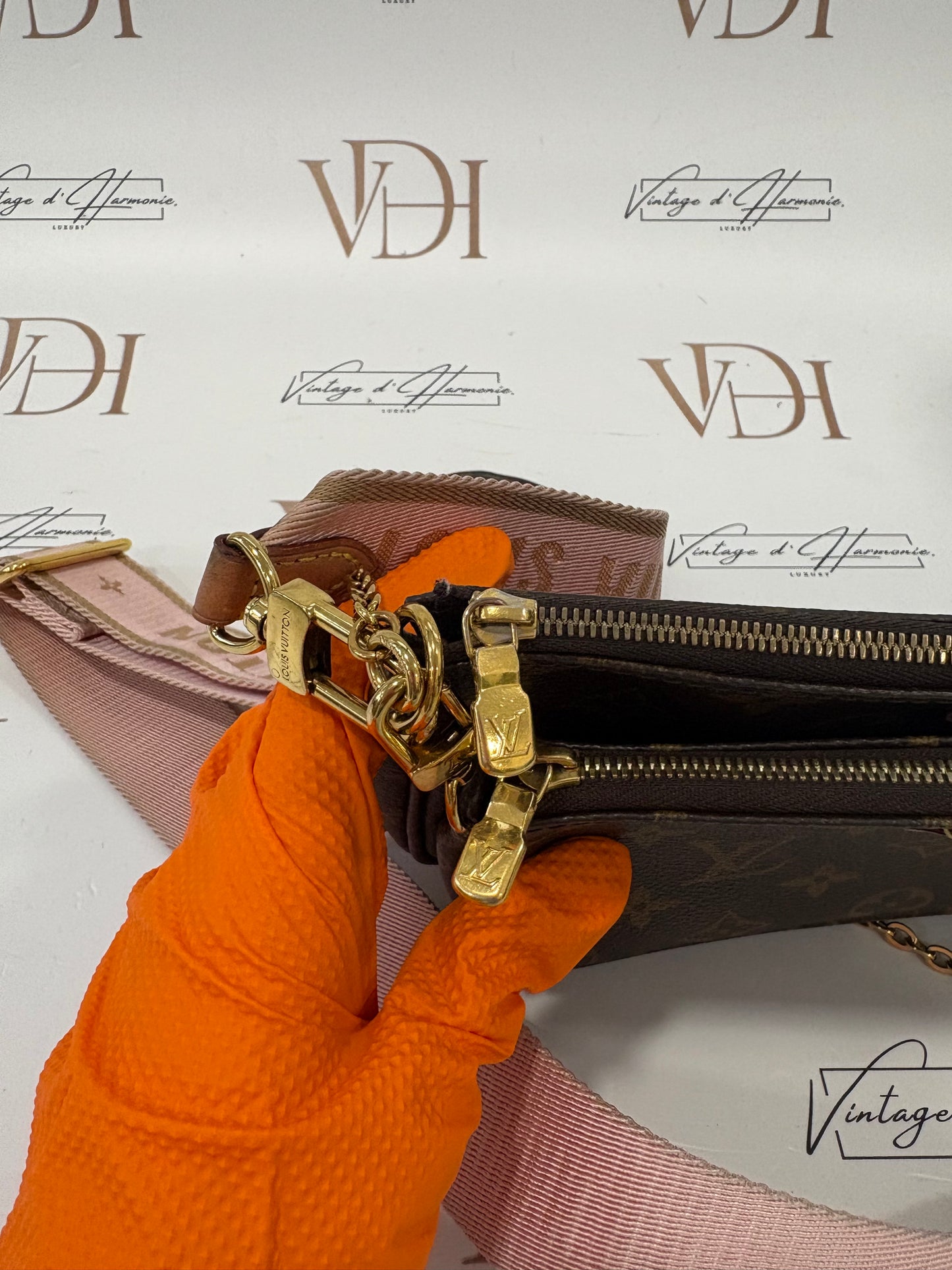383332- Louis Vuitton Multi Pochette