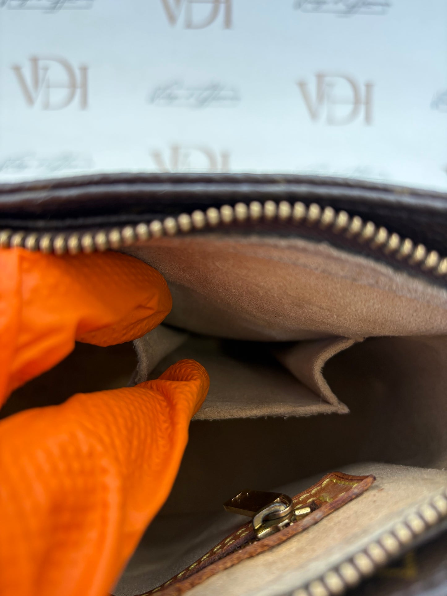 018130 - Louis Vuitton Looping MM